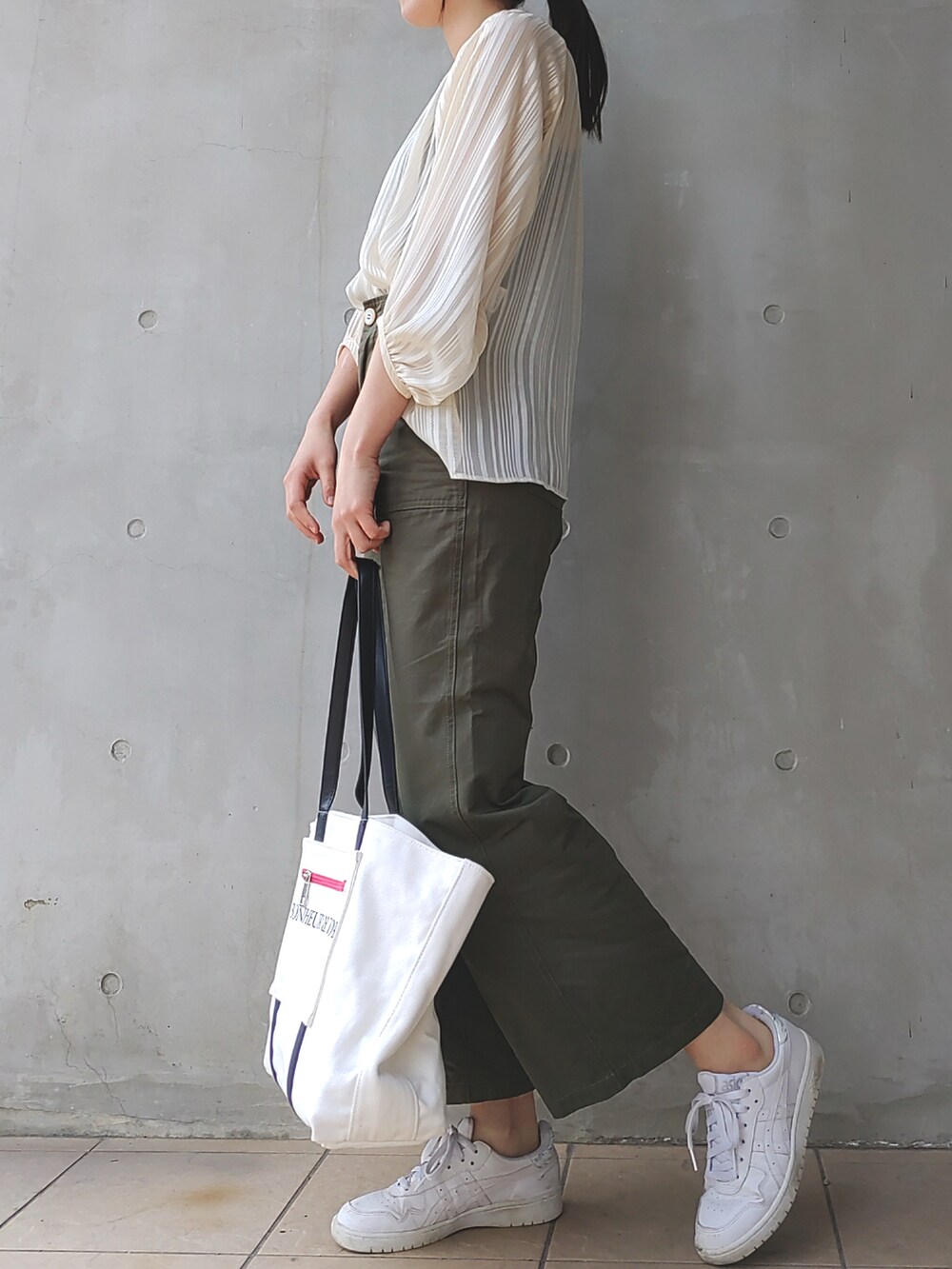 ホワイト系のシャツ/ブラウス、ホワイト系のスニーカー、ホワイト系のトートバッグを着用したレディースの春コーディネートの2枚目の写真