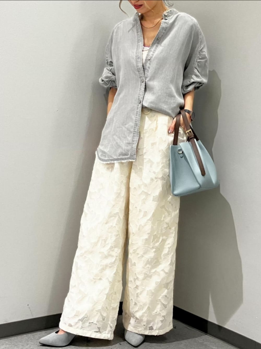 ホワイト系のその他パンツ、ブルー系のトートバッグ、グレー系のシャツ/ブラウスを着用したレディースの春コーディネートの2枚目の写真