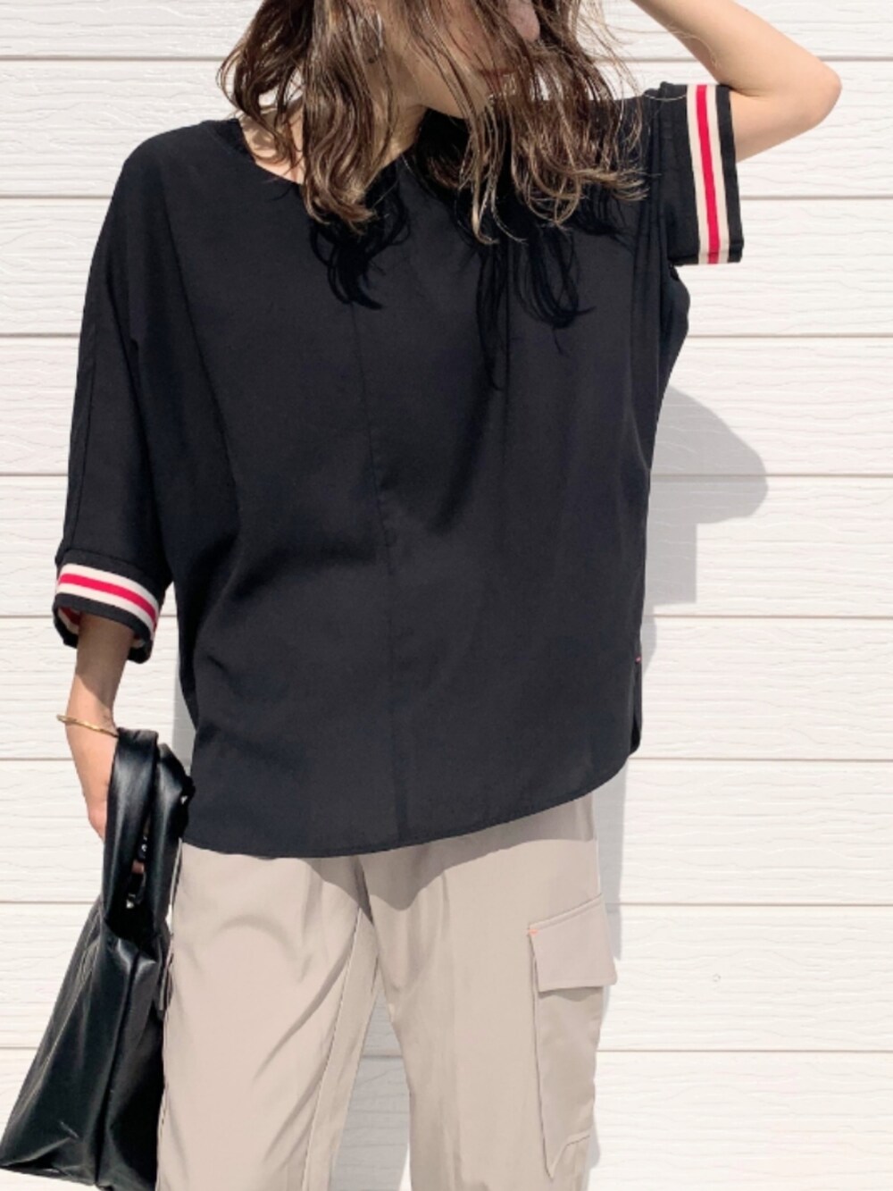 ベージュ系のカーゴパンツ、ブラック系のシャツ/ブラウスを着用したレディースの夏コーディネートの3枚目の写真