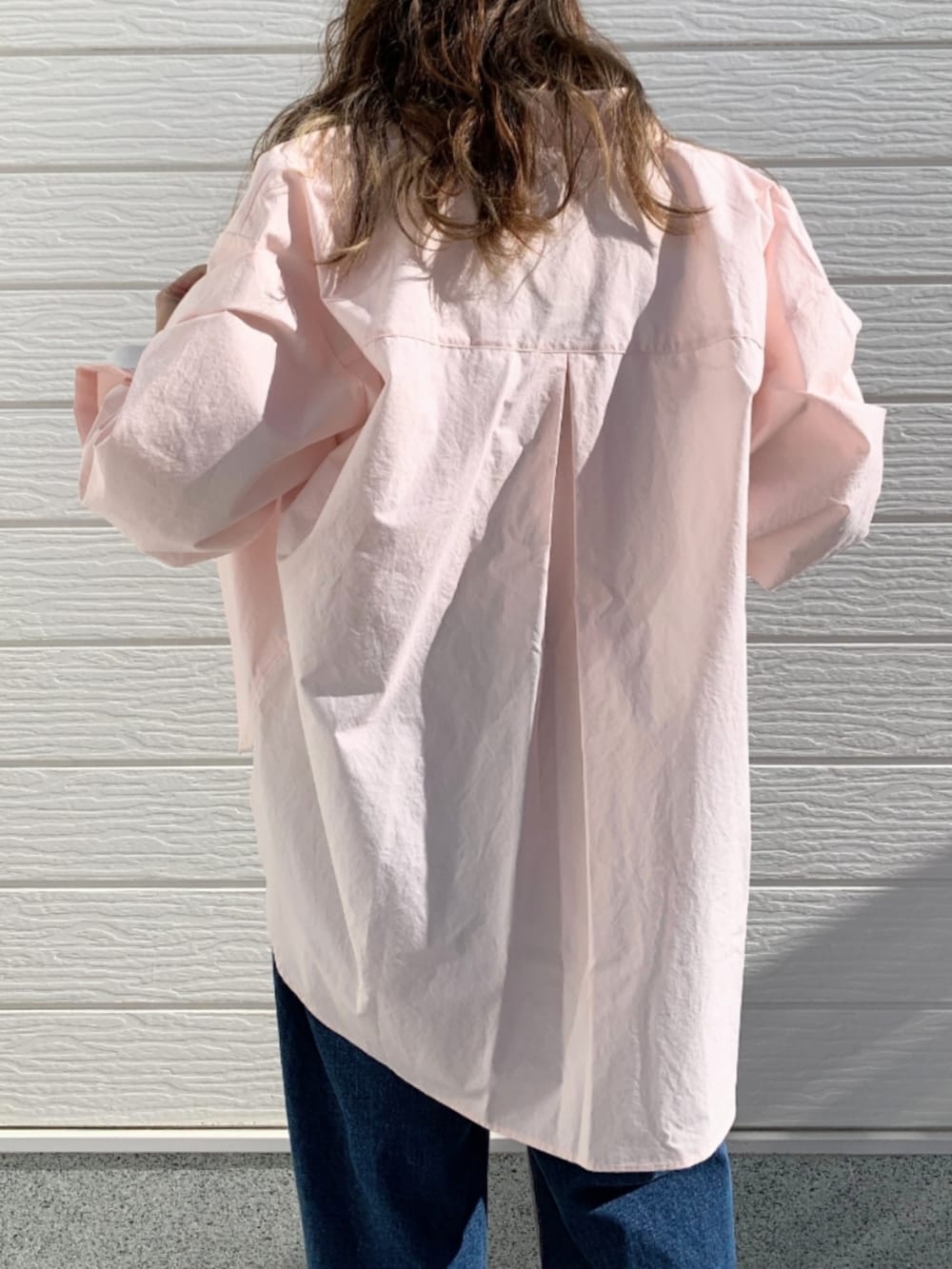 グレー系のデニムパンツ、ホワイト系のTシャツ/カットソー、ピンク系のシャツ/ブラウスを着用したレディースの冬コーディネートの5枚目の写真