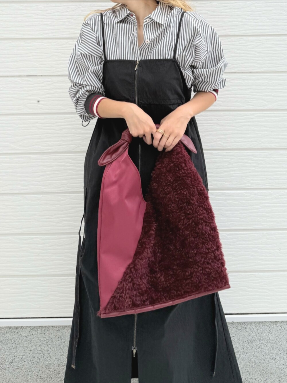 ブラウン系のブーツ、ブラック系のジャンパースカート、ブラック系のシャツ/ブラウスを着用したレディースの秋コーディネートの5枚目の写真