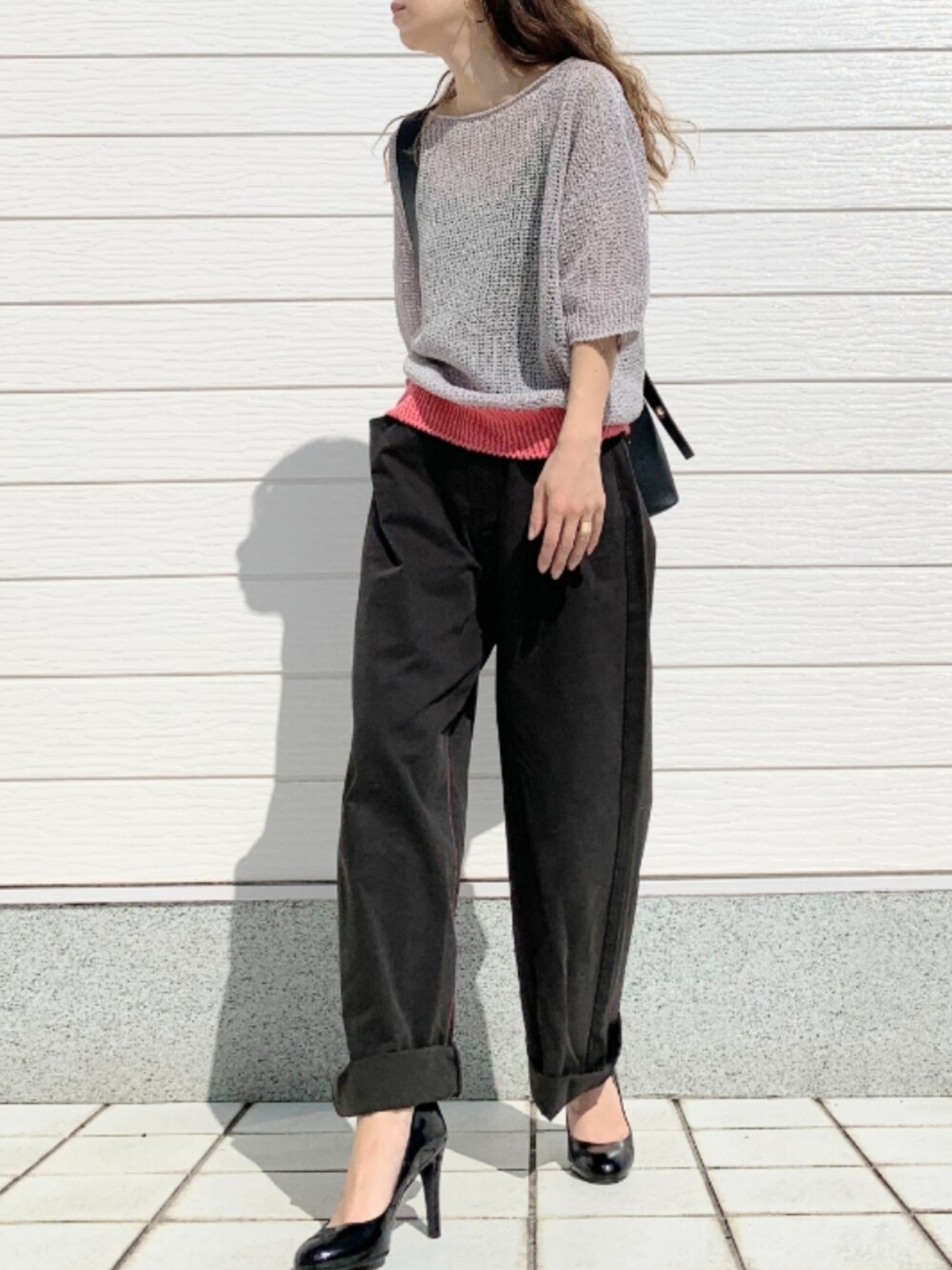 ブラック系のデニムパンツ、ブラック系のキャミソール、ブラック系のトートバッグを着用したレディースの春コーディネートの2枚目の写真