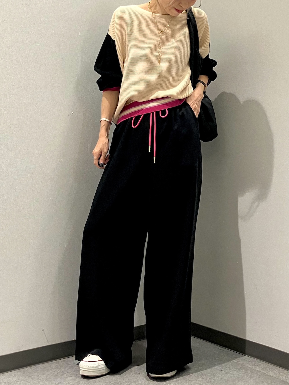 ブラック系のその他パンツ、ブラック系のニット/セーターを着用したレディースの秋コーディネートの2枚目の写真