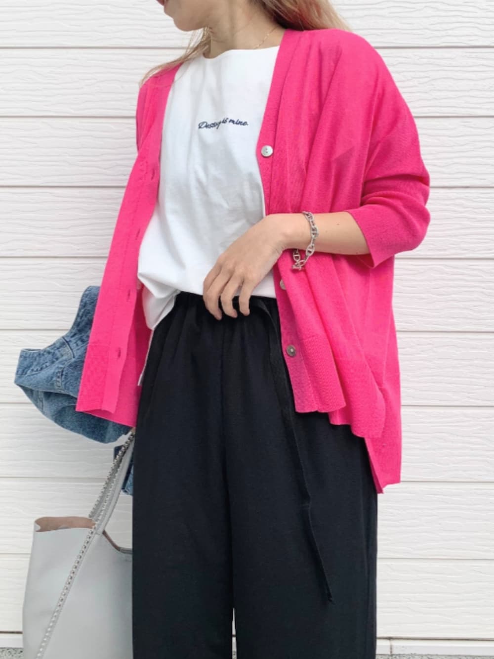ブルー系のその他パンツ、グレー系のトートバッグ、ホワイト系のTシャツ/カットソーを着用したレディースの春コーディネートの4枚目の写真