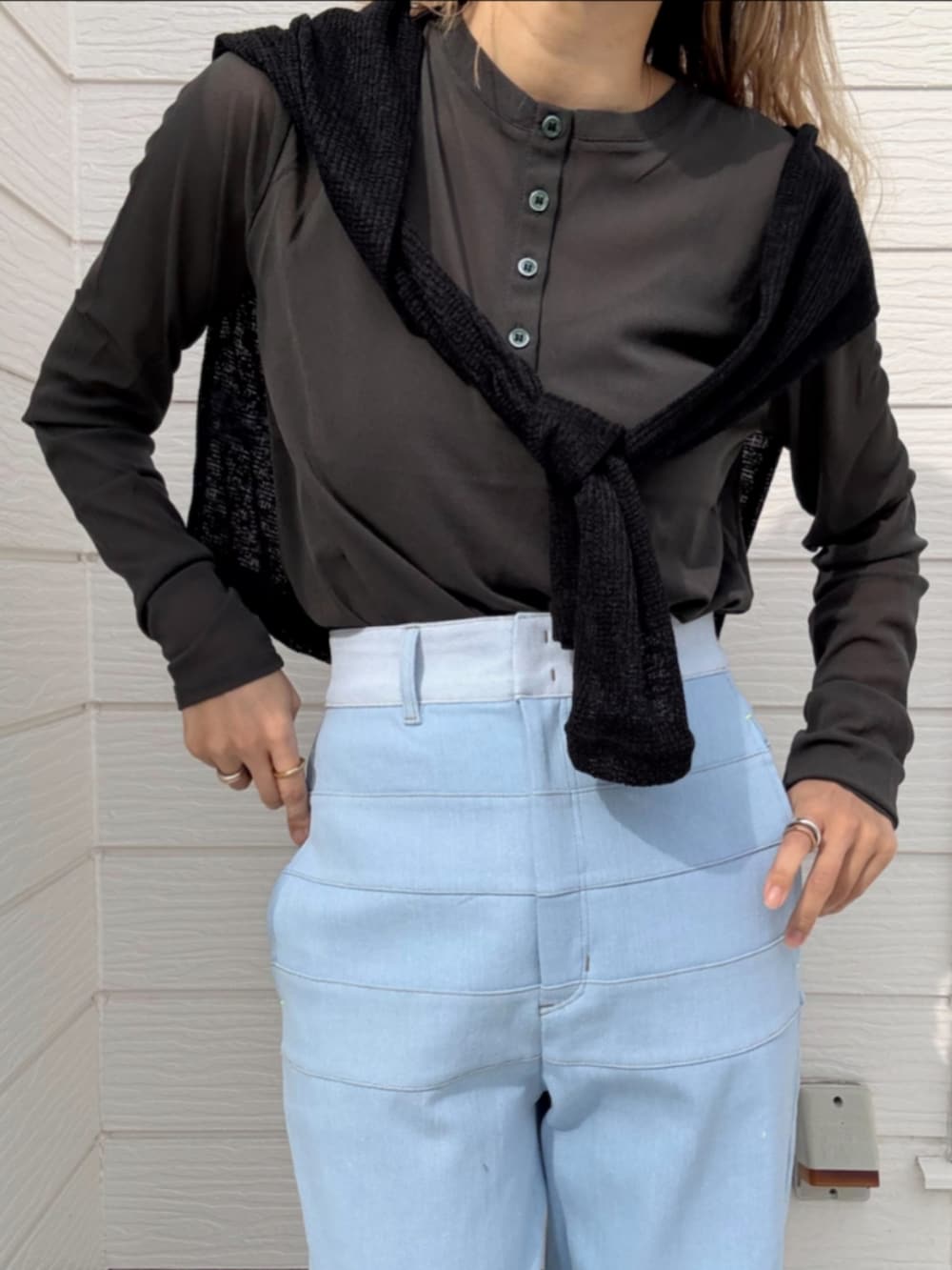 ブルー系のデニムパンツ、ブラック系のサンダル、ブラック系のTシャツ/カットソーを着用したレディースの冬コーディネートの5枚目の写真