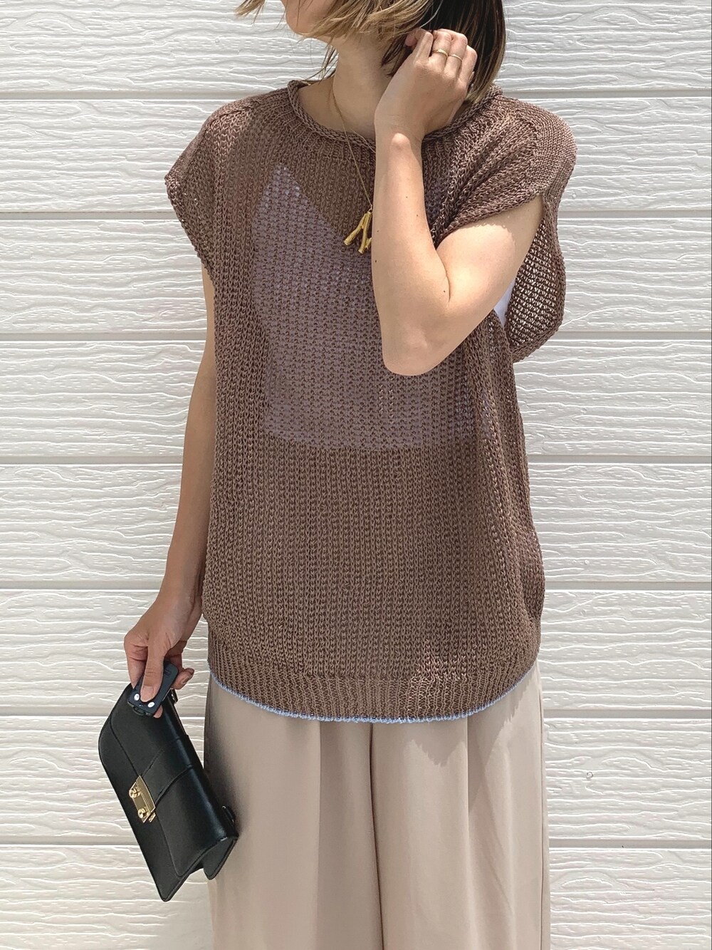 イエロー系のサンダル、ベージュ系のその他パンツ、ホワイト系のキャミソールを着用したレディースの夏コーディネートの2枚目の写真