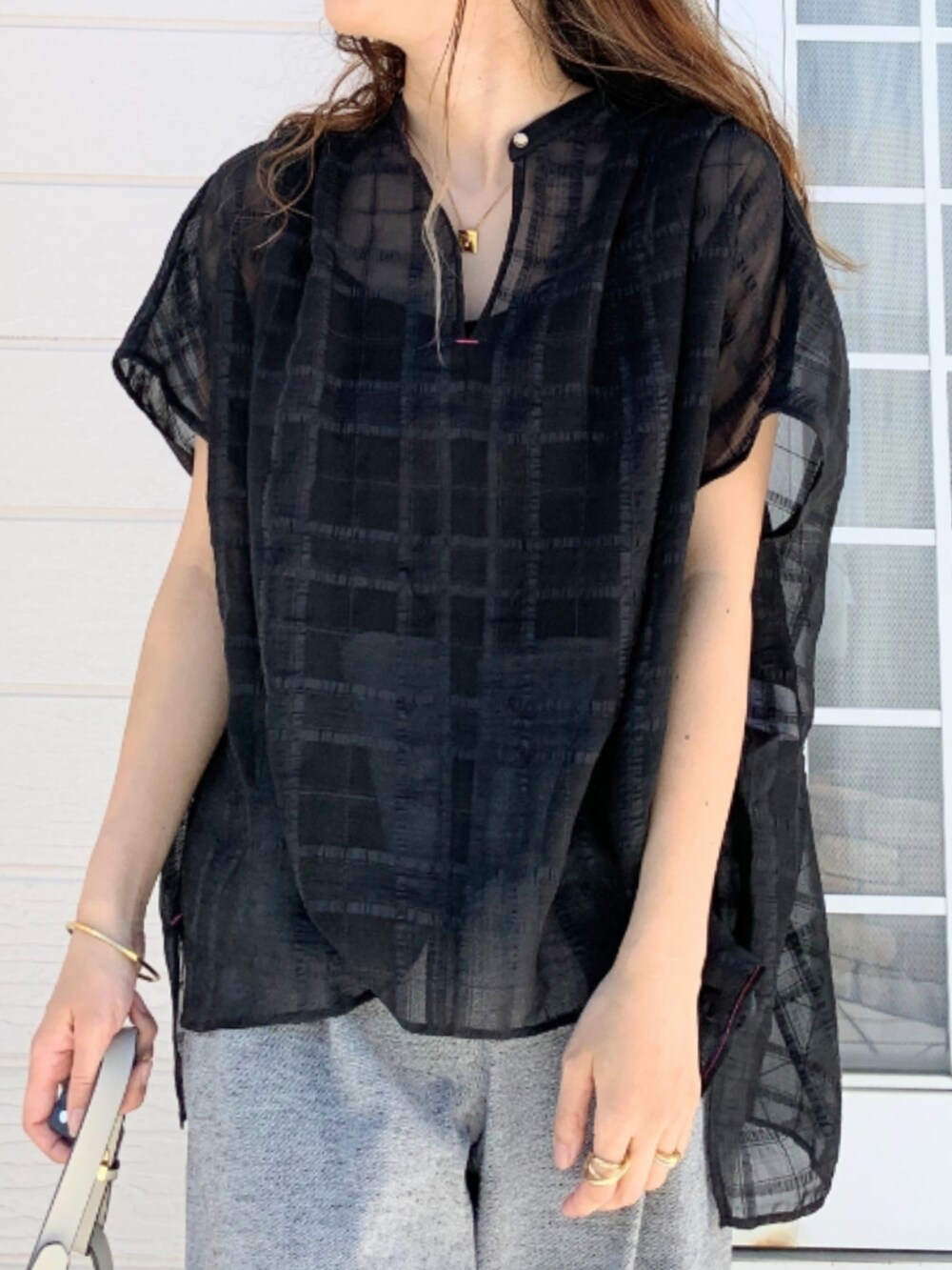 グレー系のトートバッグ、グレー系のその他パンツ、ブラック系のパンプスを着用したレディースの春コーディネートの4枚目の写真