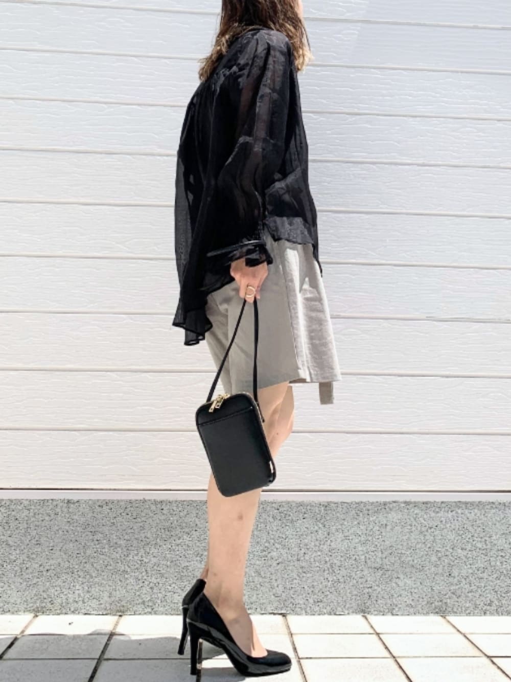 ブラック系のショルダーバッグ、グリーン系のセットアップ、ブラック系のシャツ/ブラウスを着用したレディースの春コーディネートの2枚目の写真