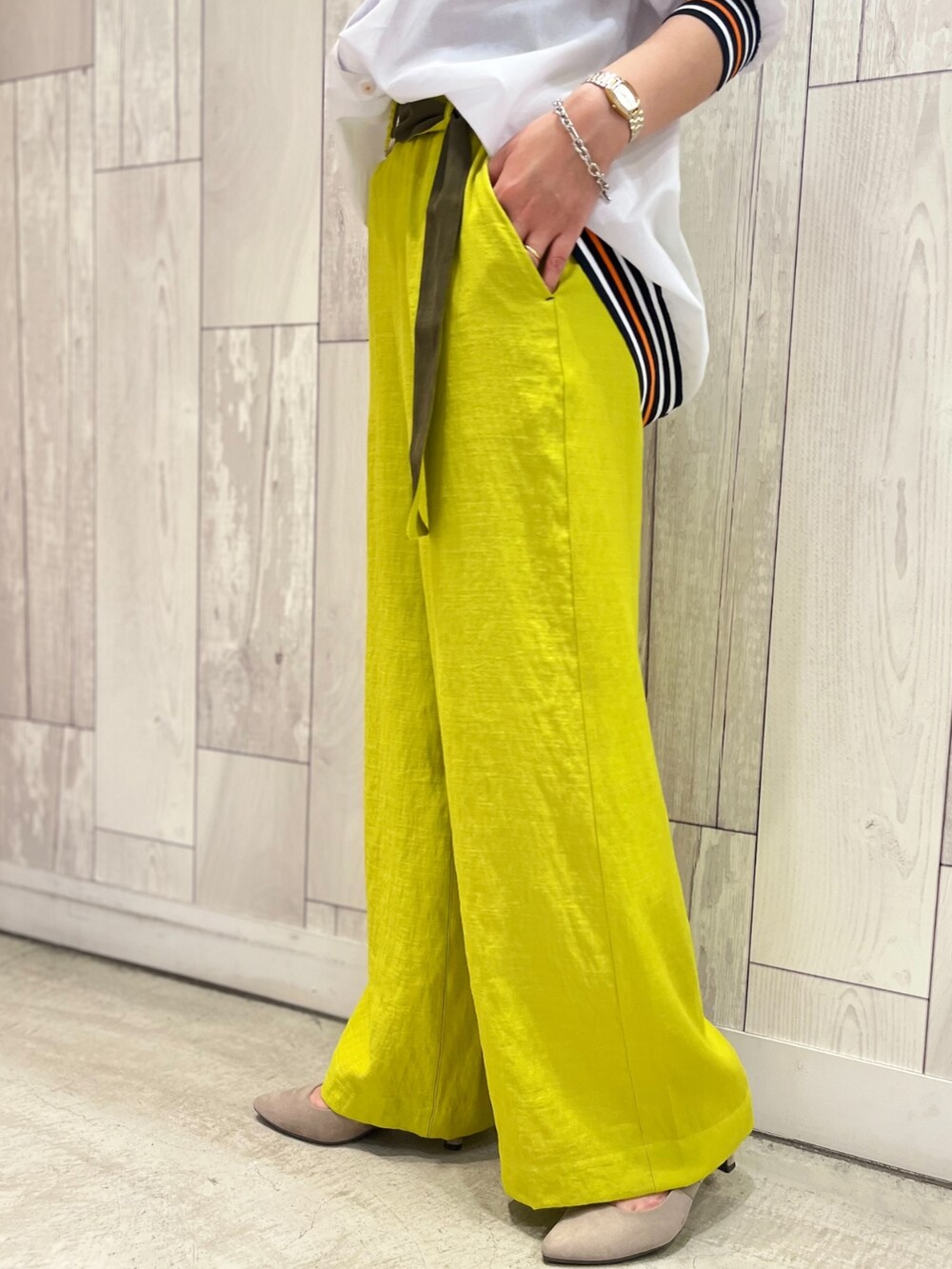 ホワイト系のシャツ/ブラウス、グリーン系のその他パンツを着用したレディースの春コーディネートの5枚目の写真