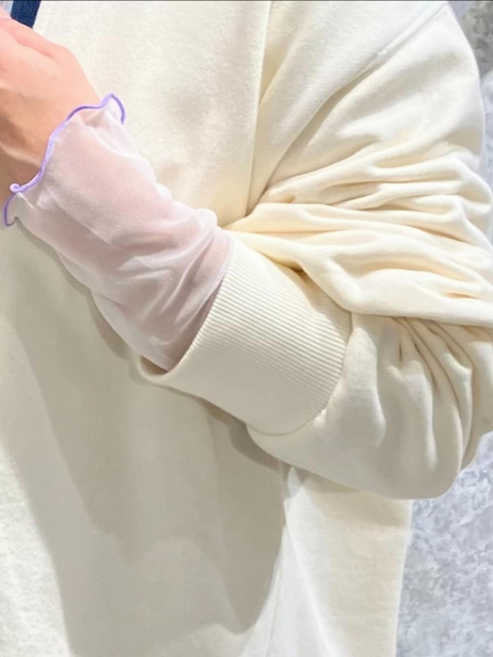 グリーン系のスカート、ホワイト系のスウェット、ホワイト系のブーツを着用したレディースの秋コーディネートの5枚目の写真