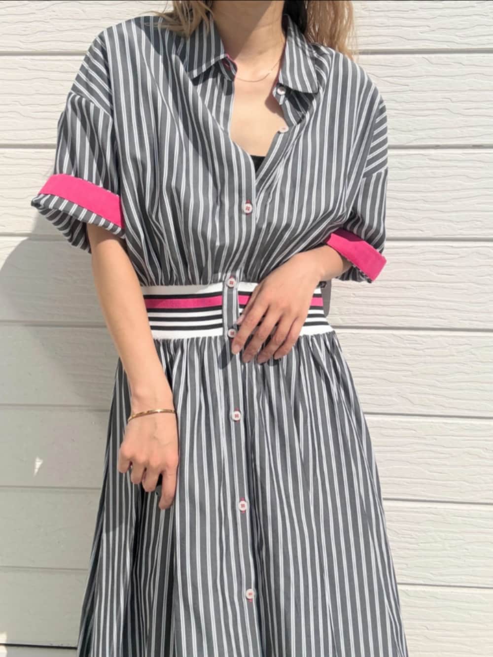 グレー系のトートバッグを着用したレディースの春コーディネートの4枚目の写真