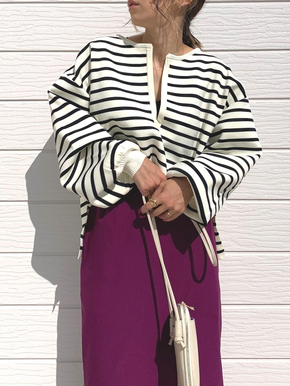 ホワイト系のショルダーバッグ、ホワイト系のブーツ、ホワイト系のニット/セーターを着用したレディースの秋コーディネートの3枚目の写真