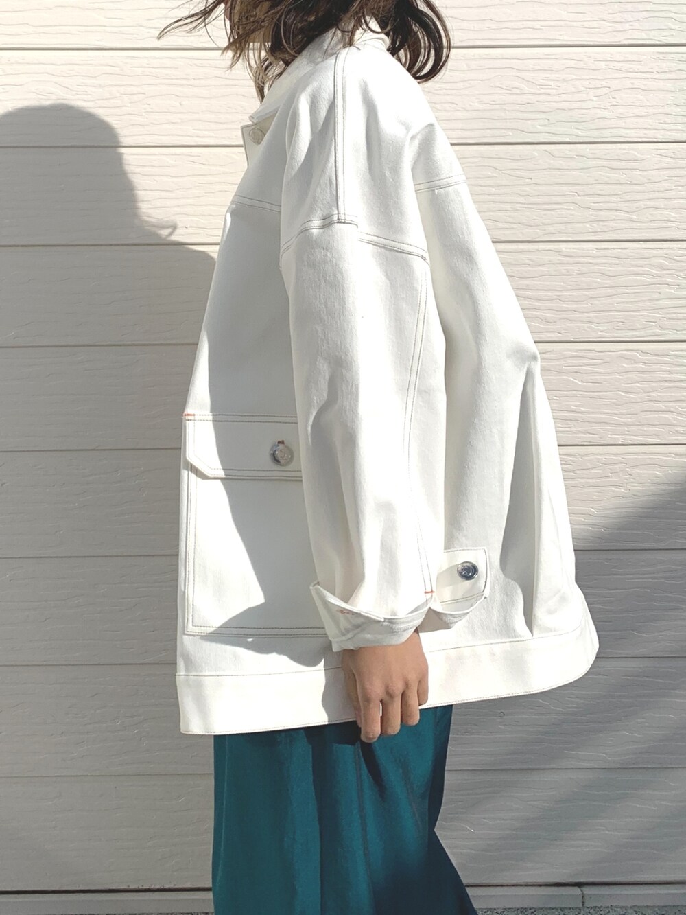 ブラック系のニット/セーター、ブルー系のその他パンツ、ブラック系のショルダーバッグを着用したレディースの冬コーディネートの4枚目の写真