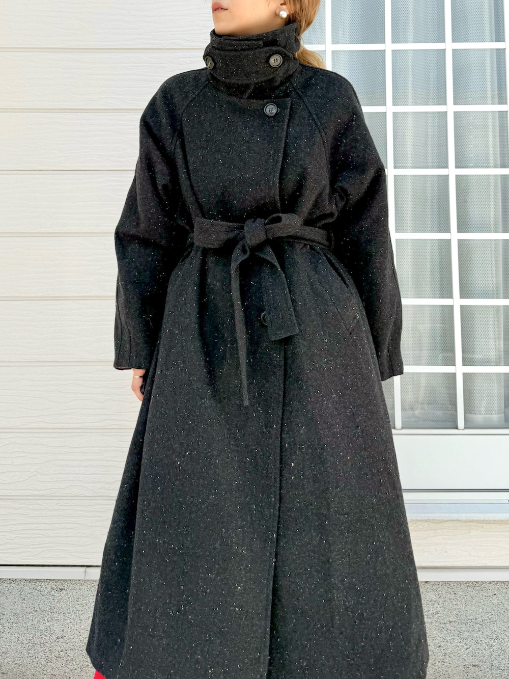 ブラウン系のブーツ、レッド系のスカート、ブルー系のニット/セーターを着用したレディースの秋コーディネートの5枚目の写真