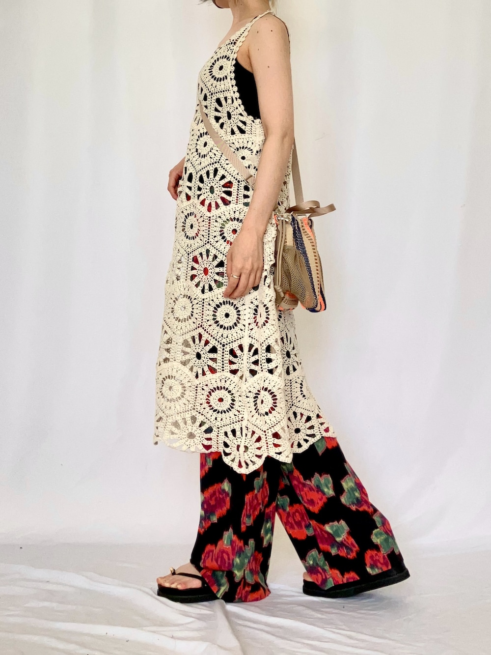 ベージュ系のトートバッグ、ホワイト系のワンピース、ブラック系のキャミソールを着用したレディースの夏コーディネートの2枚目の写真