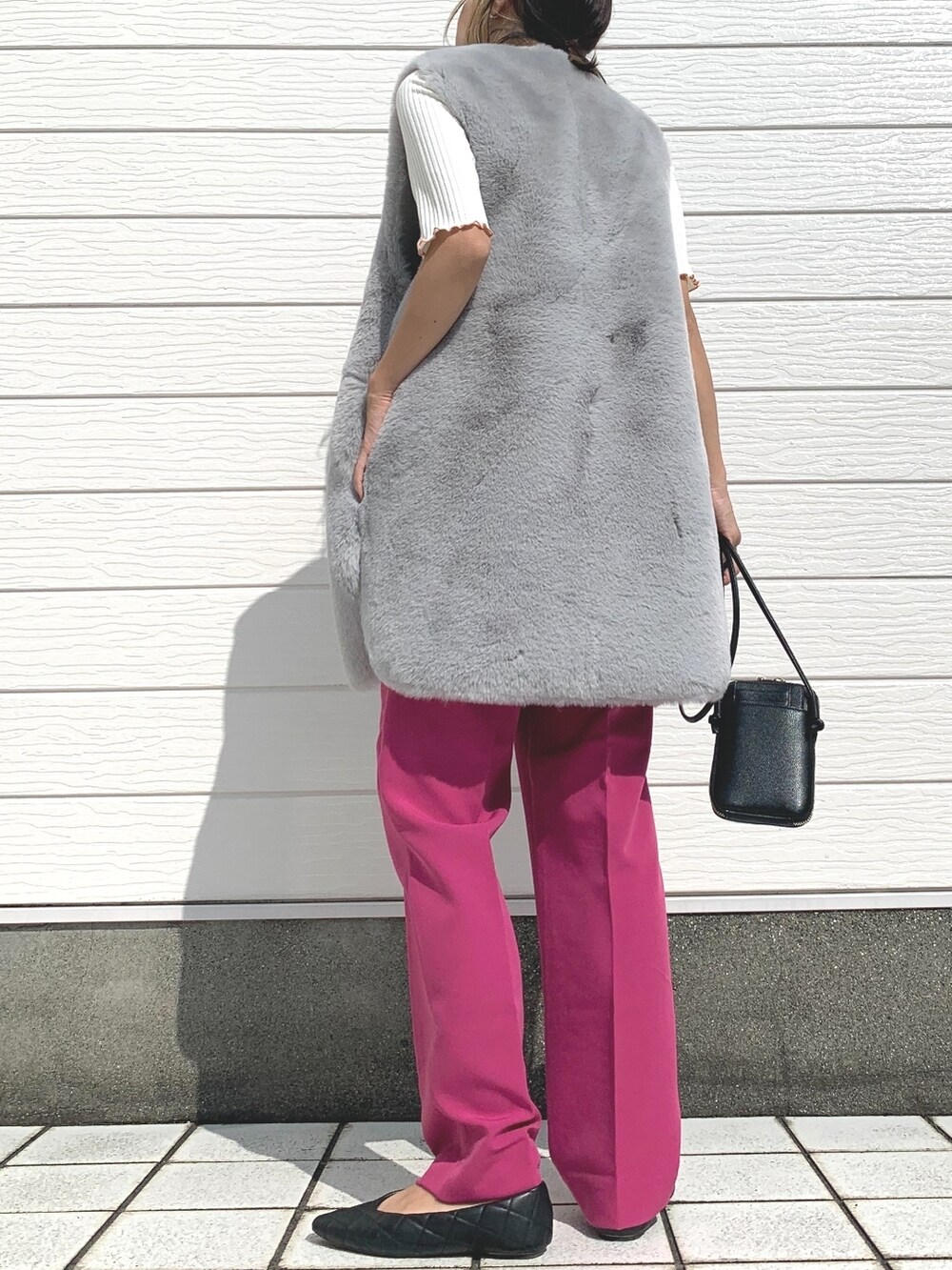 ピンク系のその他パンツ、ブラック系のショルダーバッグ、ホワイト系のTシャツ/カットソーを着用したレディースの秋コーディネートの2枚目の写真