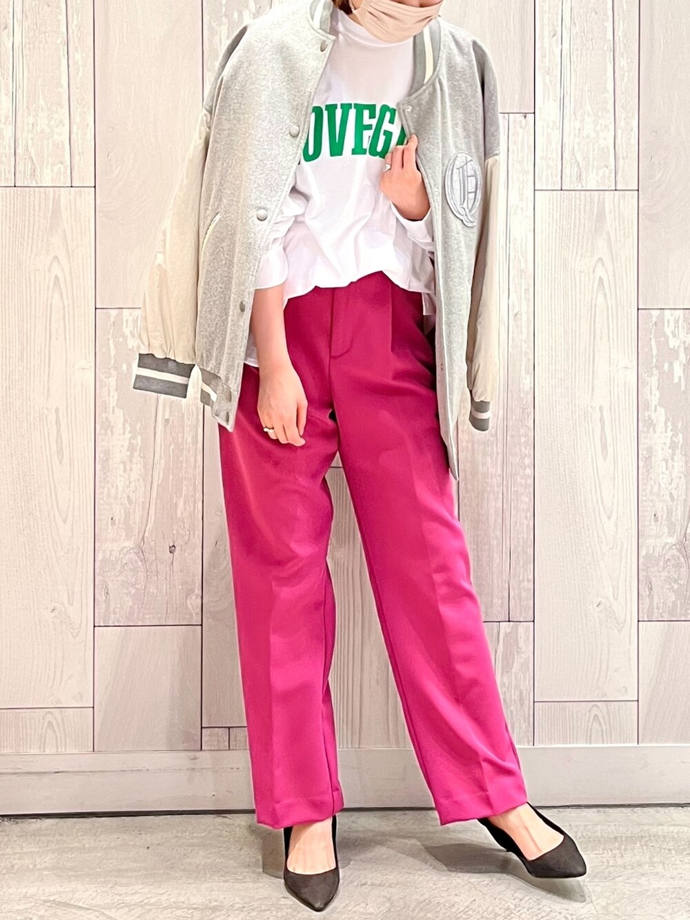 ホワイト系のTシャツ/カットソー、グレー系のスタジャン、ピンク系のその他パンツを着用したレディースの秋コーディネートの2枚目の写真
