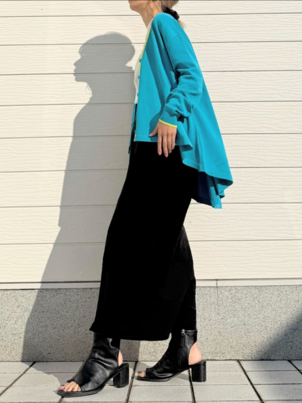 ブラック系のサンダル、ホワイト系のTシャツ/カットソー、ベージュ系のトートバッグを着用したレディースの冬コーディネートの2枚目の写真