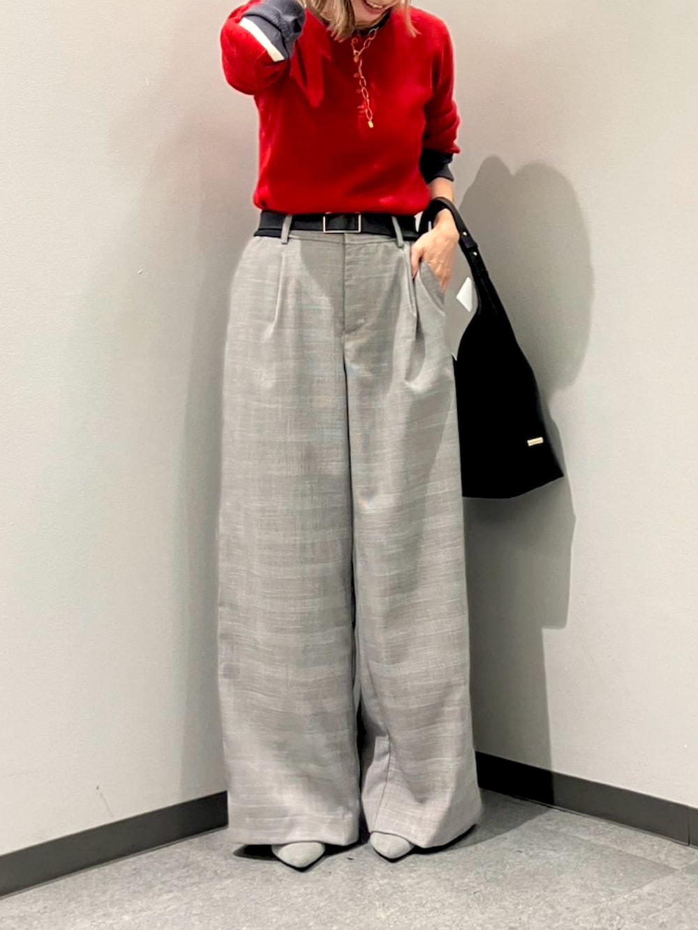 ブラック系のその他パンツ、レッド系のニット/セーターを着用したレディースの秋コーディネートの2枚目の写真