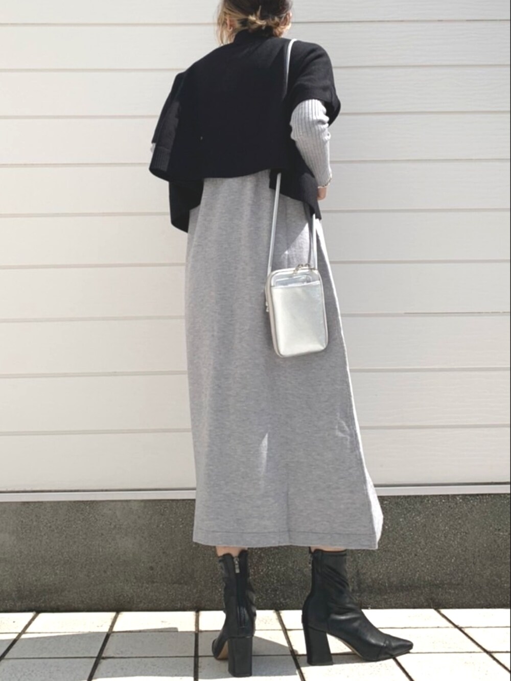 シルバー系のショルダーバッグ、グレー系のワンピースを着用したレディースの秋コーディネートの3枚目の写真