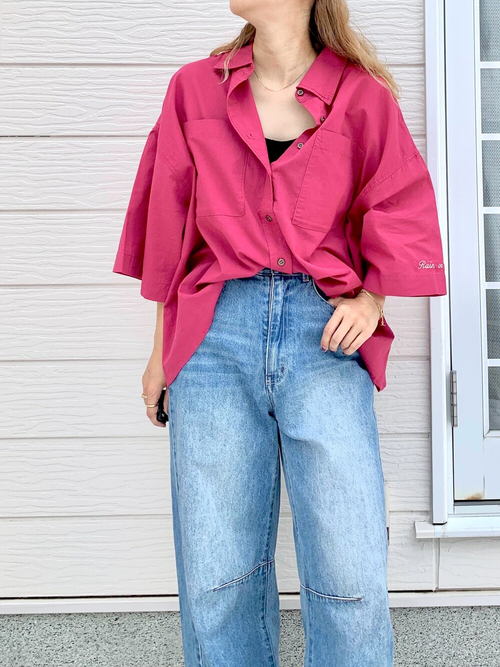 レッド系のシャツ/ブラウス、ブルー系のデニムパンツ、ゴールド系のブレスレットを着用したレディースの夏コーディネートの2枚目の写真