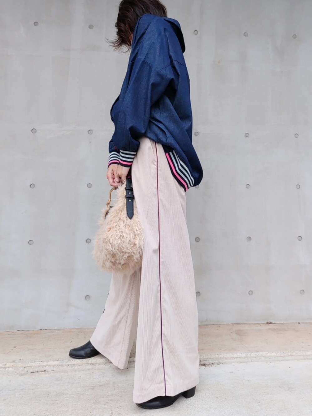 ブルー系のシャツ/ブラウス、グレー系のハンドバッグ、ベージュ系のその他パンツを着用したレディースの秋コーディネートの3枚目の写真