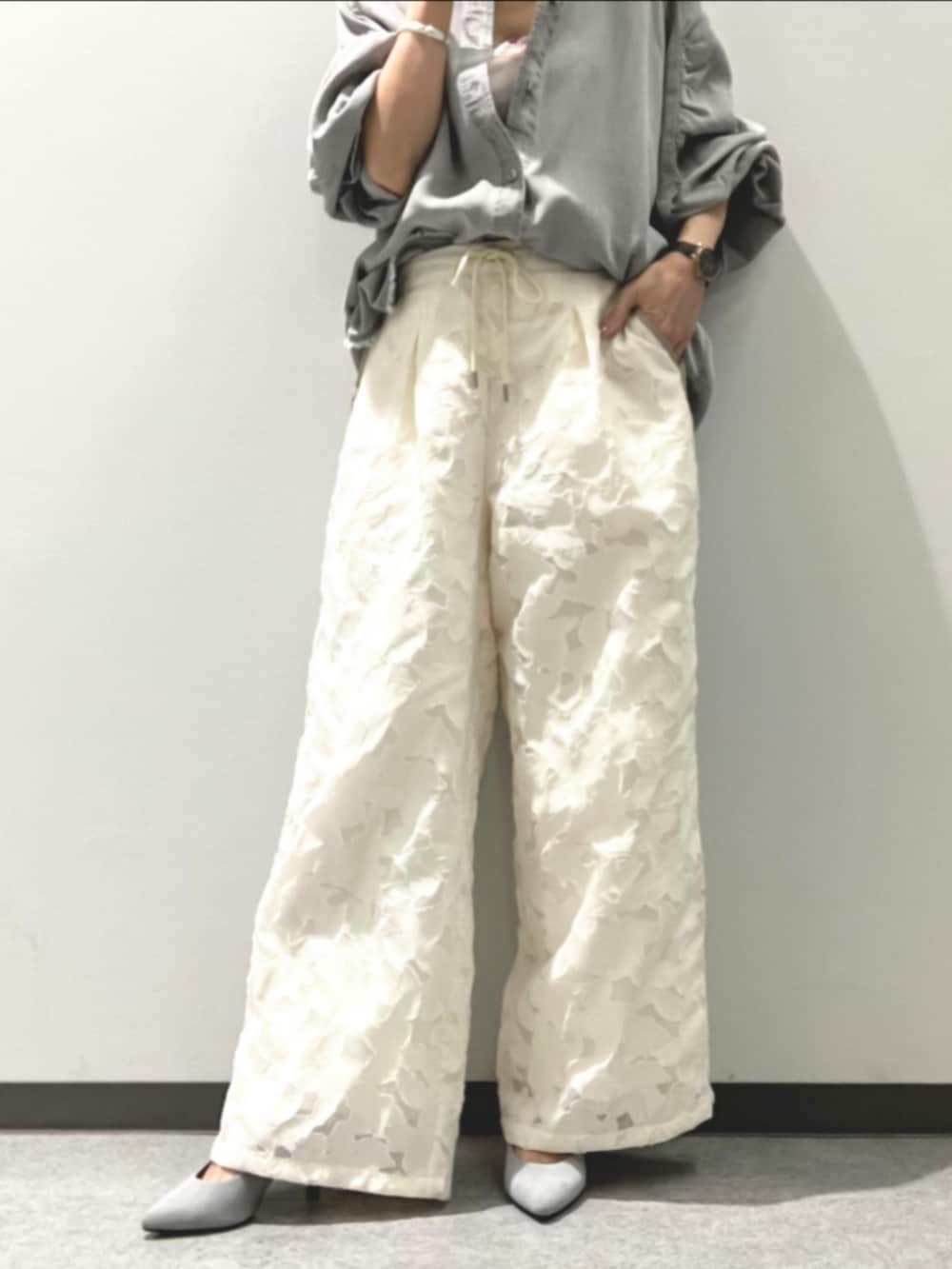 ホワイト系のその他パンツ、ブルー系のトートバッグ、グレー系のシャツ/ブラウスを着用したレディースの春コーディネートの4枚目の写真