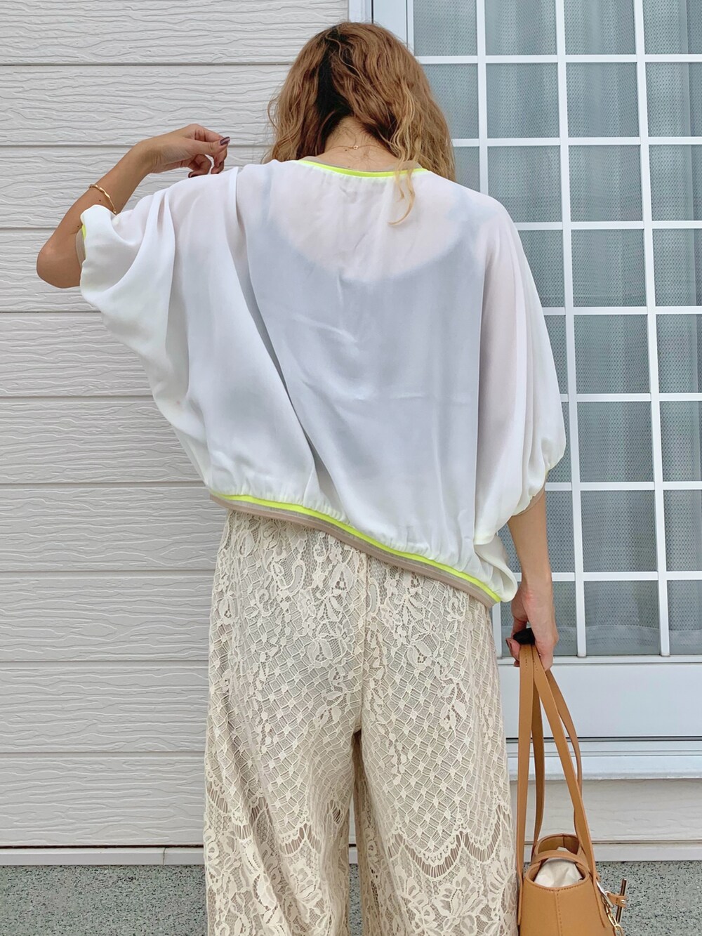 イエロー系のサンダル、ホワイト系のその他パンツ、ベージュ系のトートバッグを着用したレディースの夏コーディネートの4枚目の写真