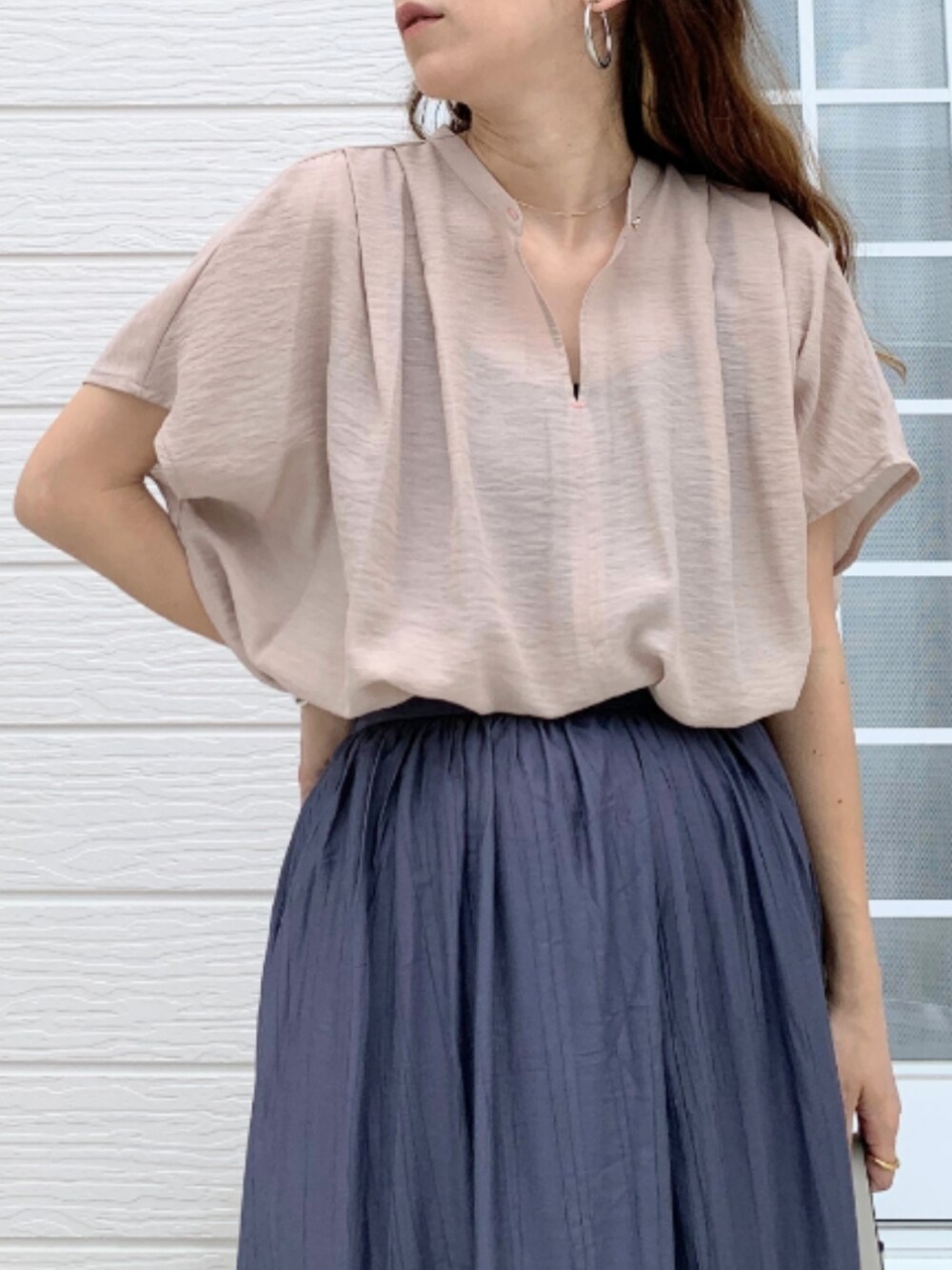 イエロー系のサンダル、グレー系のトートバッグ、ベージュ系のシャツ/ブラウスを着用したレディースの夏コーディネートの5枚目の写真