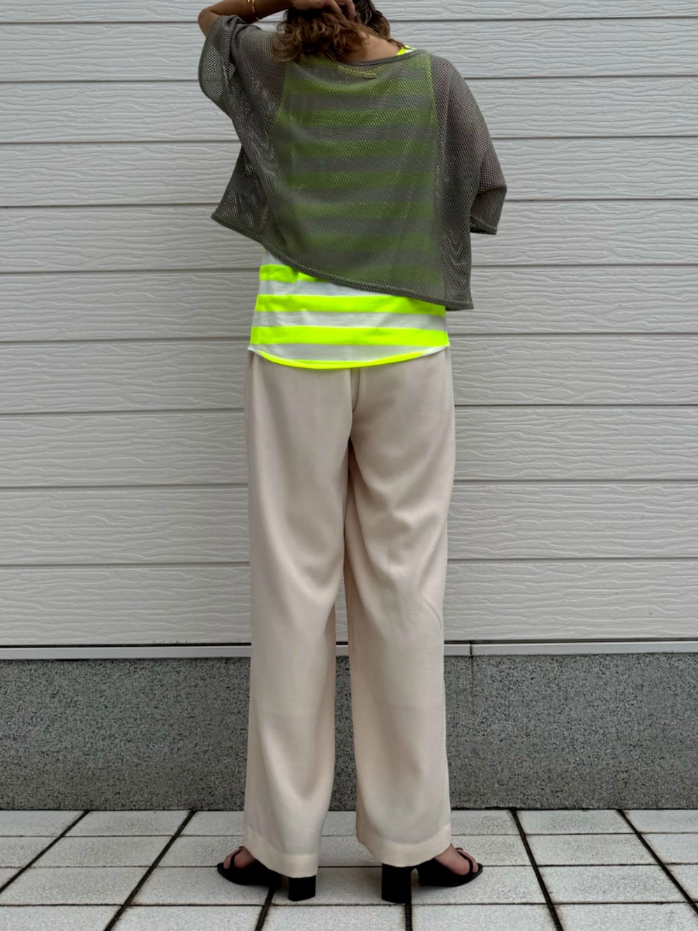 ベージュ系のその他パンツ、グリーン系のTシャツ/カットソー、イエロー系のタンクトップを着用したレディースの夏コーディネートの2枚目の写真