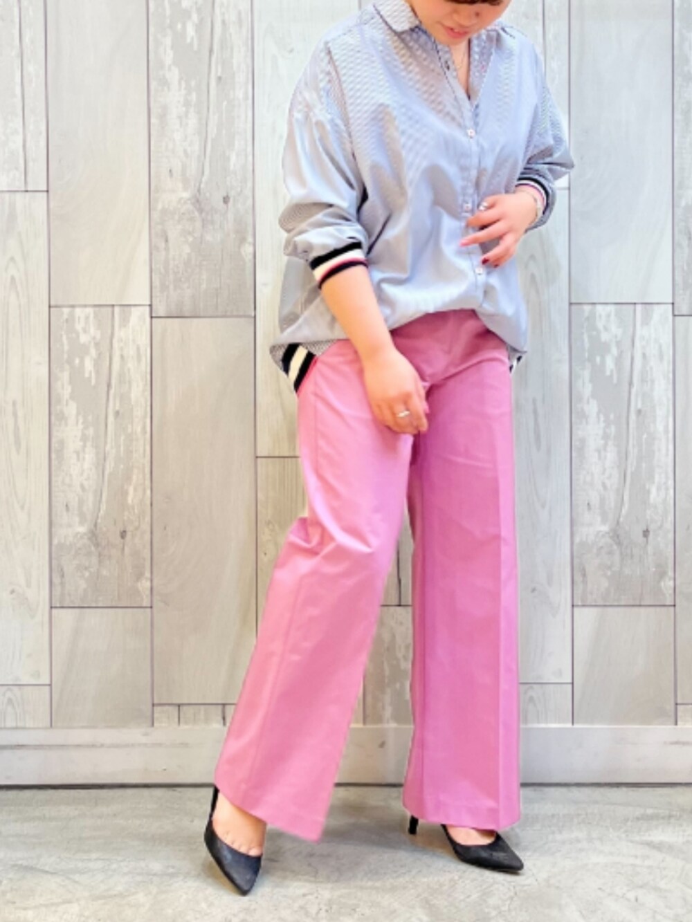 ピンク系のその他パンツ、ブルー系のシャツ/ブラウスを着用したレディースの春コーディネートの2枚目の写真