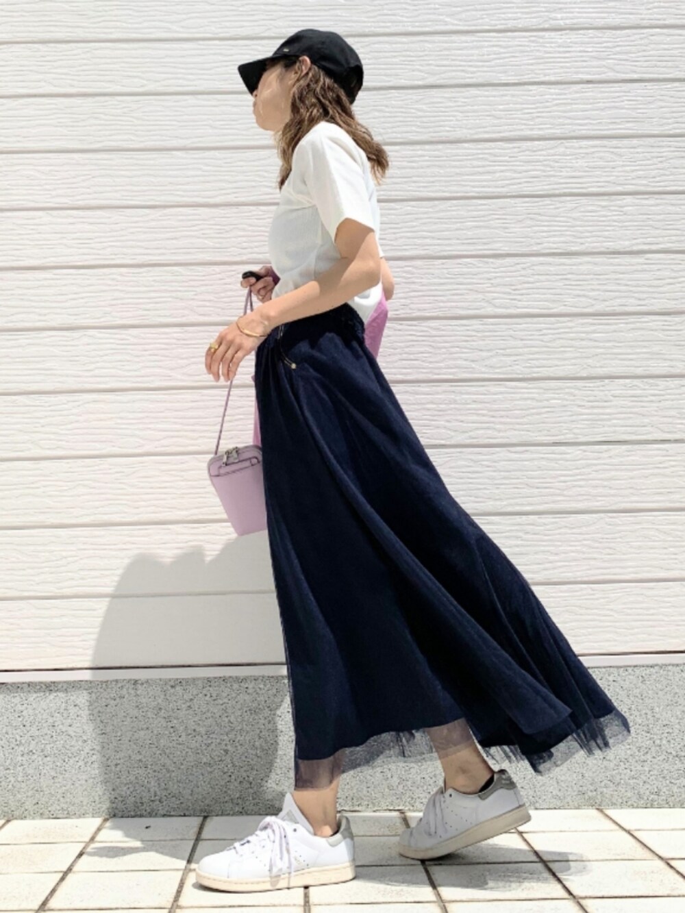 パープル系のシャツ/ブラウス、ホワイト系のスニーカー、パープル系のショルダーバッグを着用したレディースの春コーディネートの3枚目の写真