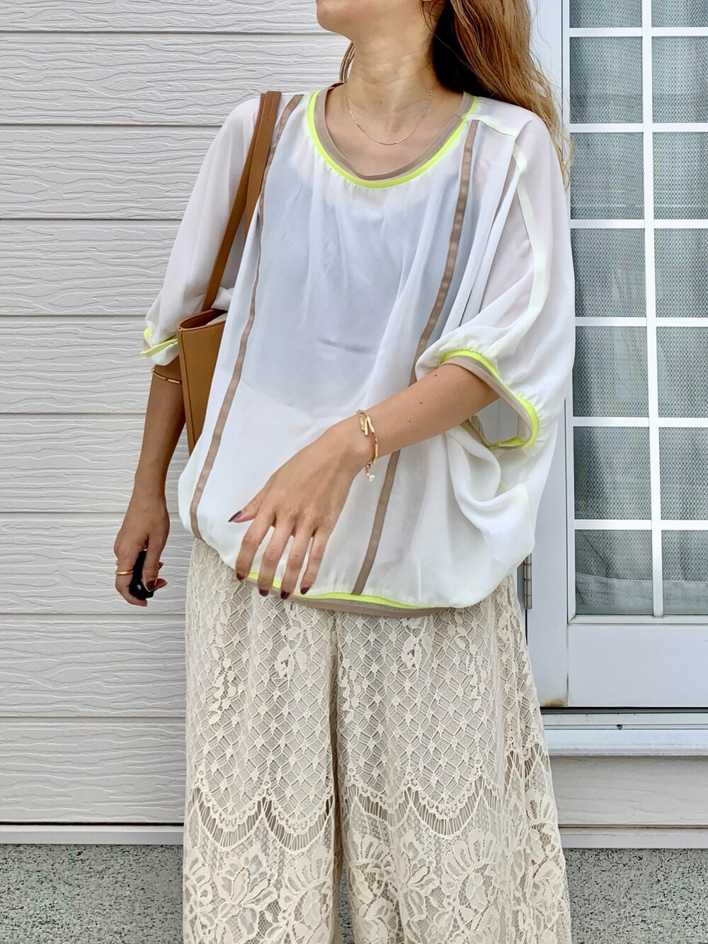 イエロー系のサンダル、ホワイト系のその他パンツ、ベージュ系のトートバッグを着用したレディースの夏コーディネートの3枚目の写真