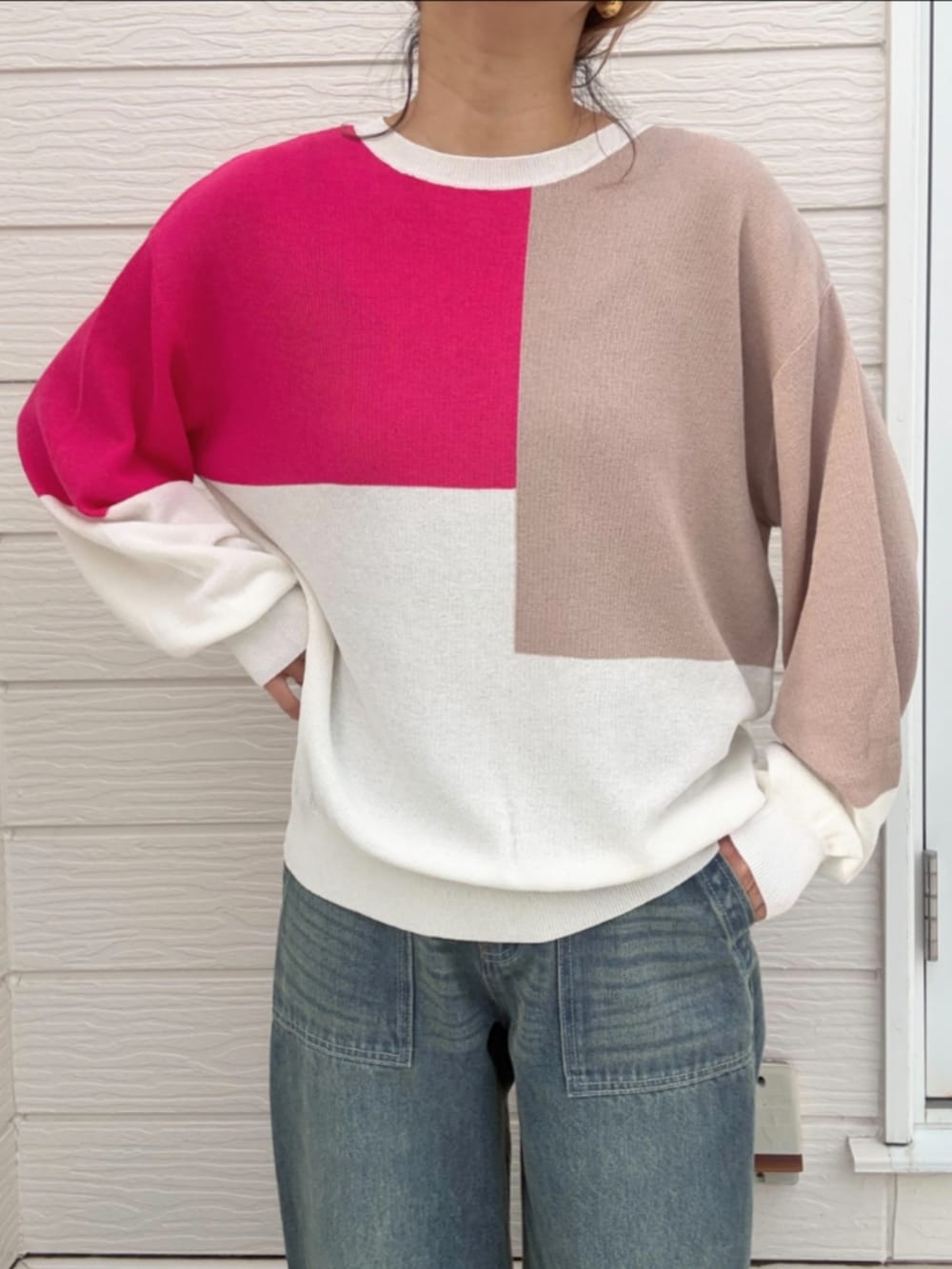 ブルー系のデニムパンツ、ホワイト系のニット/セーター、ブラック系のスニーカーを着用したレディースの冬コーディネートの4枚目の写真