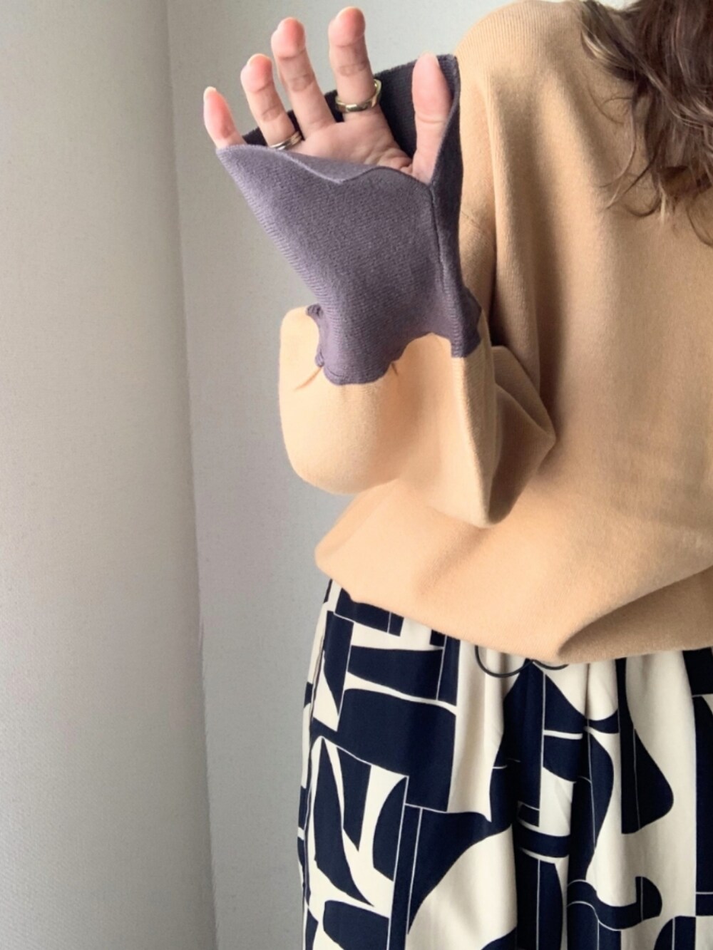 ブラウン系のショルダーバッグ、ベージュ系のその他パンツ、イエロー系のニット/セーターを着用したレディースの秋コーディネートの5枚目の写真