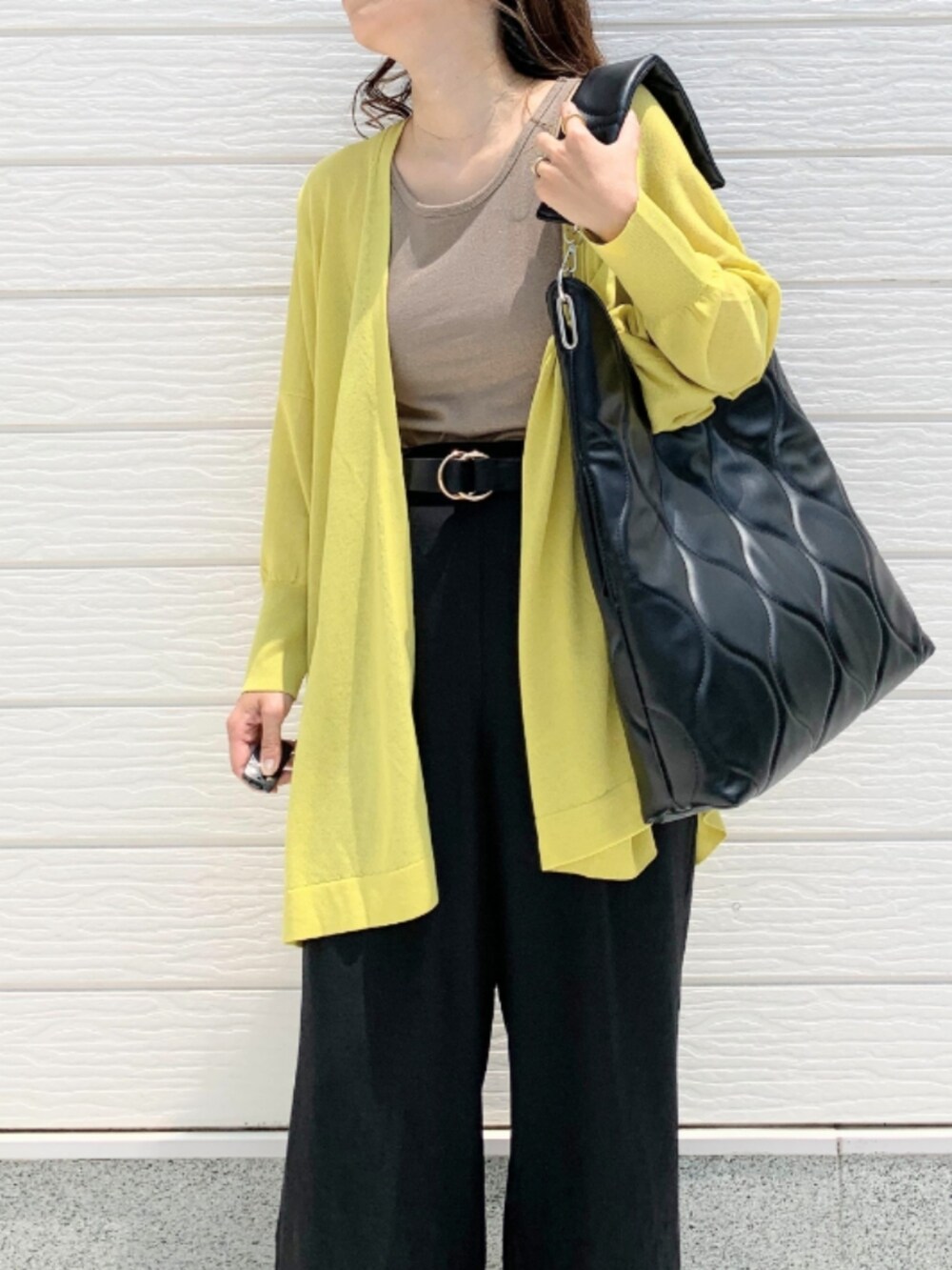 ブラック系のその他パンツ、ブラウン系のサンダル、ベージュ系のタンクトップを着用したレディースの夏コーディネートの4枚目の写真