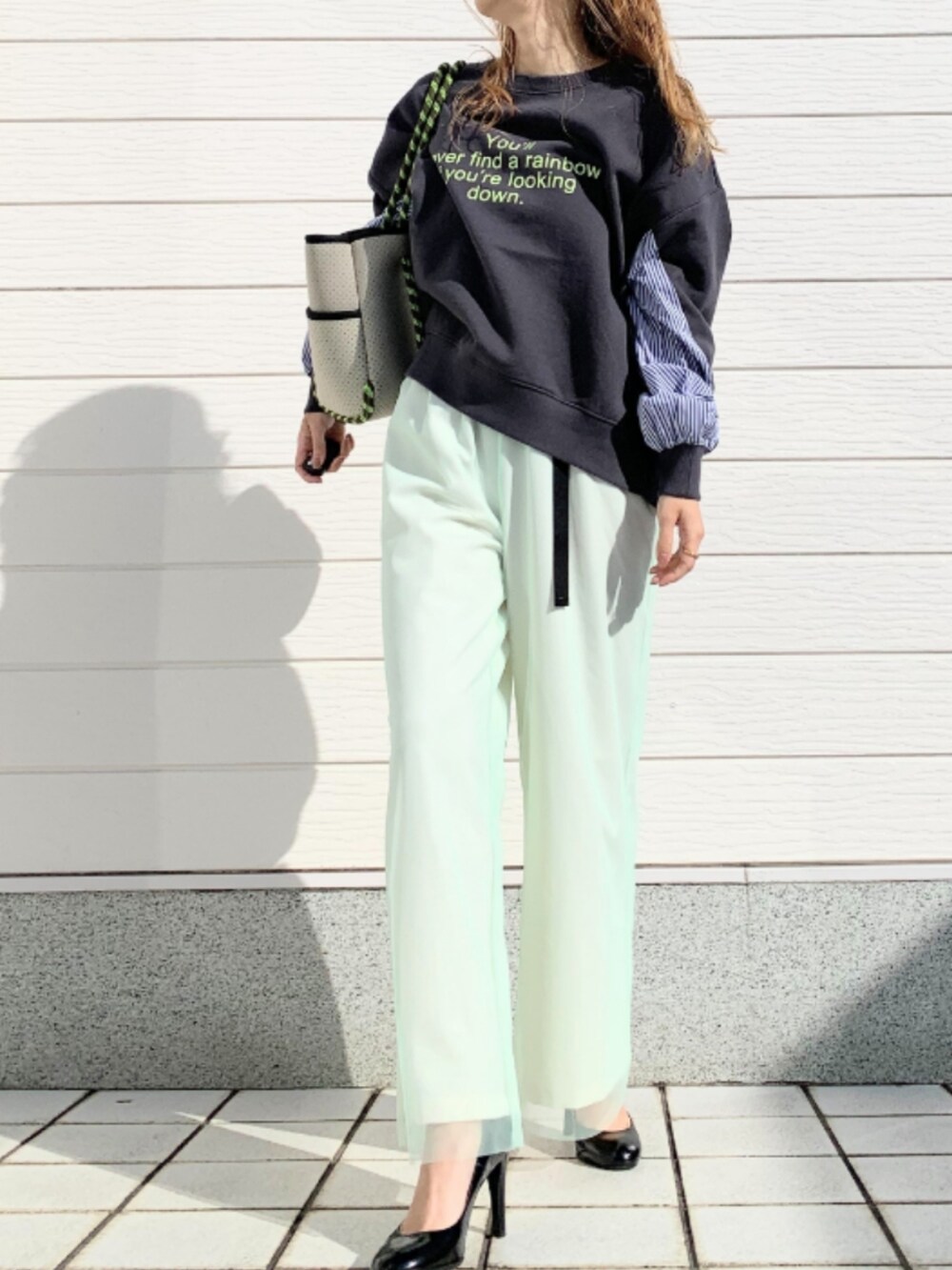 ベージュ系のその他パンツ、グレー系のトートバッグ、グレー系のスウェットを着用したレディースの冬コーディネートの2枚目の写真