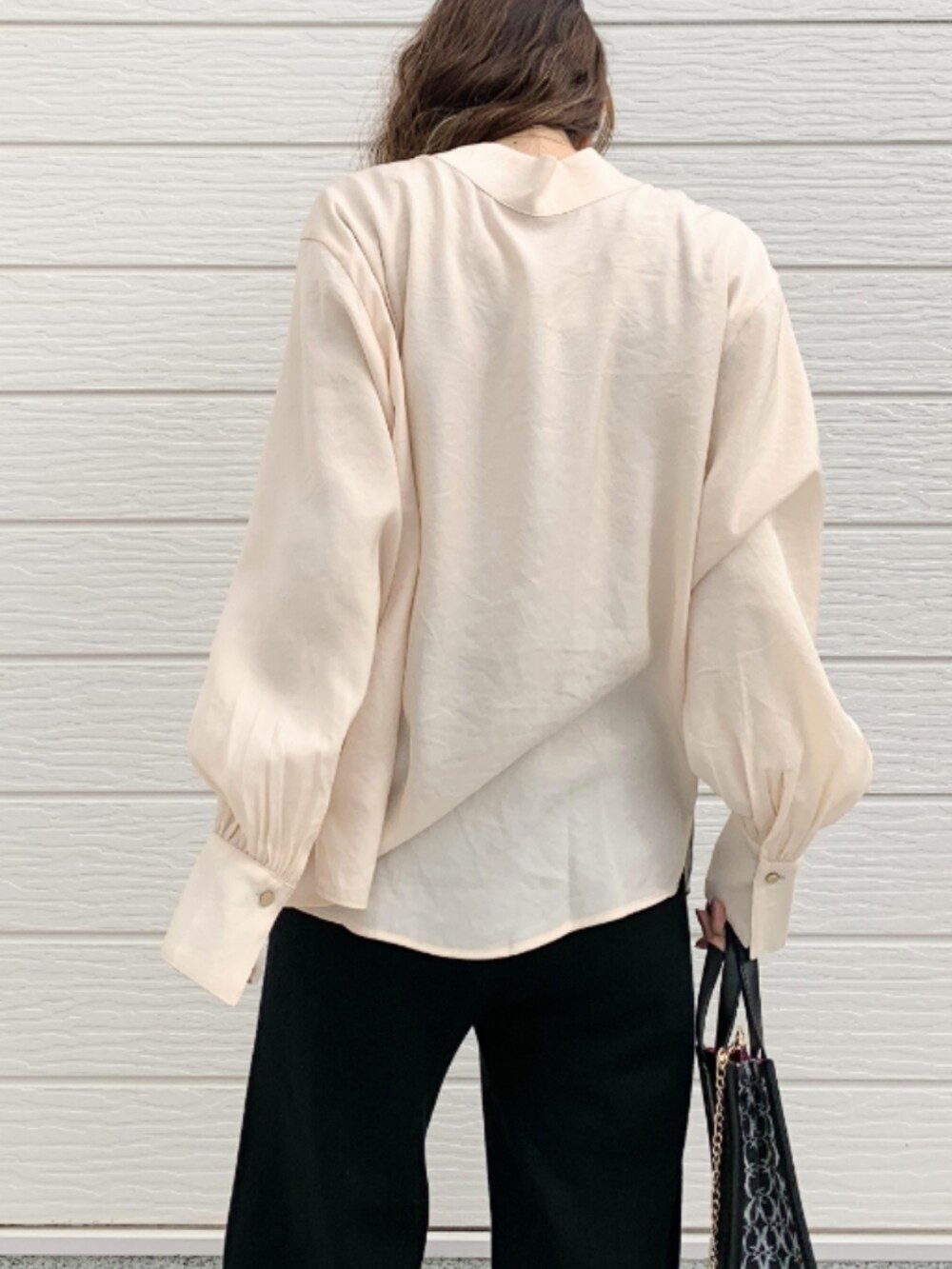 ブラック系のショルダーバッグ、ブラック系のローファー、ホワイト系のシャツ/ブラウスを着用したレディースの冬コーディネートの5枚目の写真