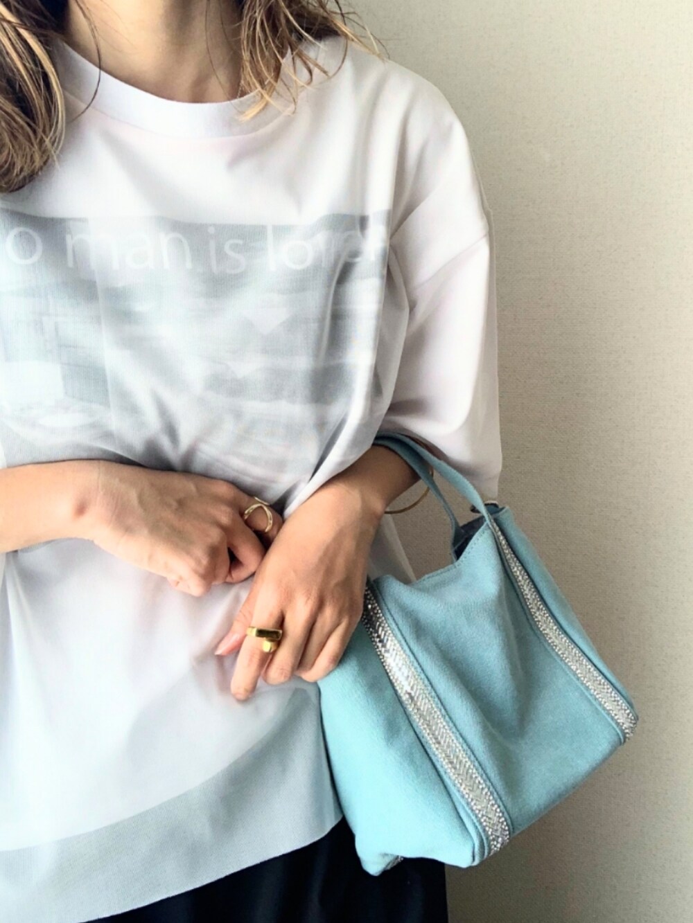 ブラック系のその他パンツ、ブラック系のシャツ/ブラウス、ホワイト系のTシャツ/カットソーを着用したレディースの春コーディネートの5枚目の写真