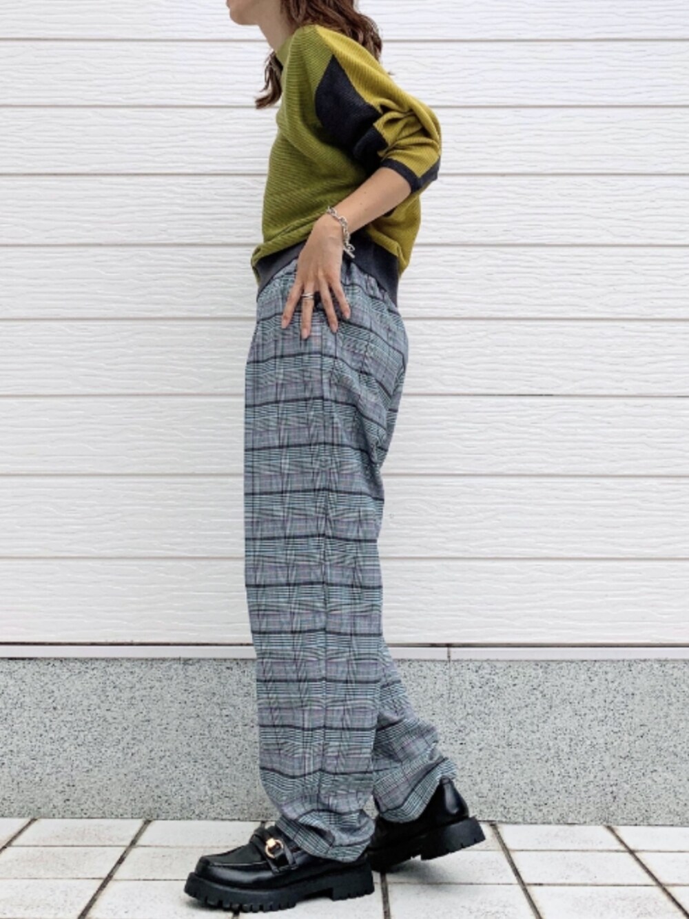 ブラウン系のその他パンツ、ブラック系のローファー、イエロー系のニット/セーターを着用したレディースの夏コーディネートの2枚目の写真