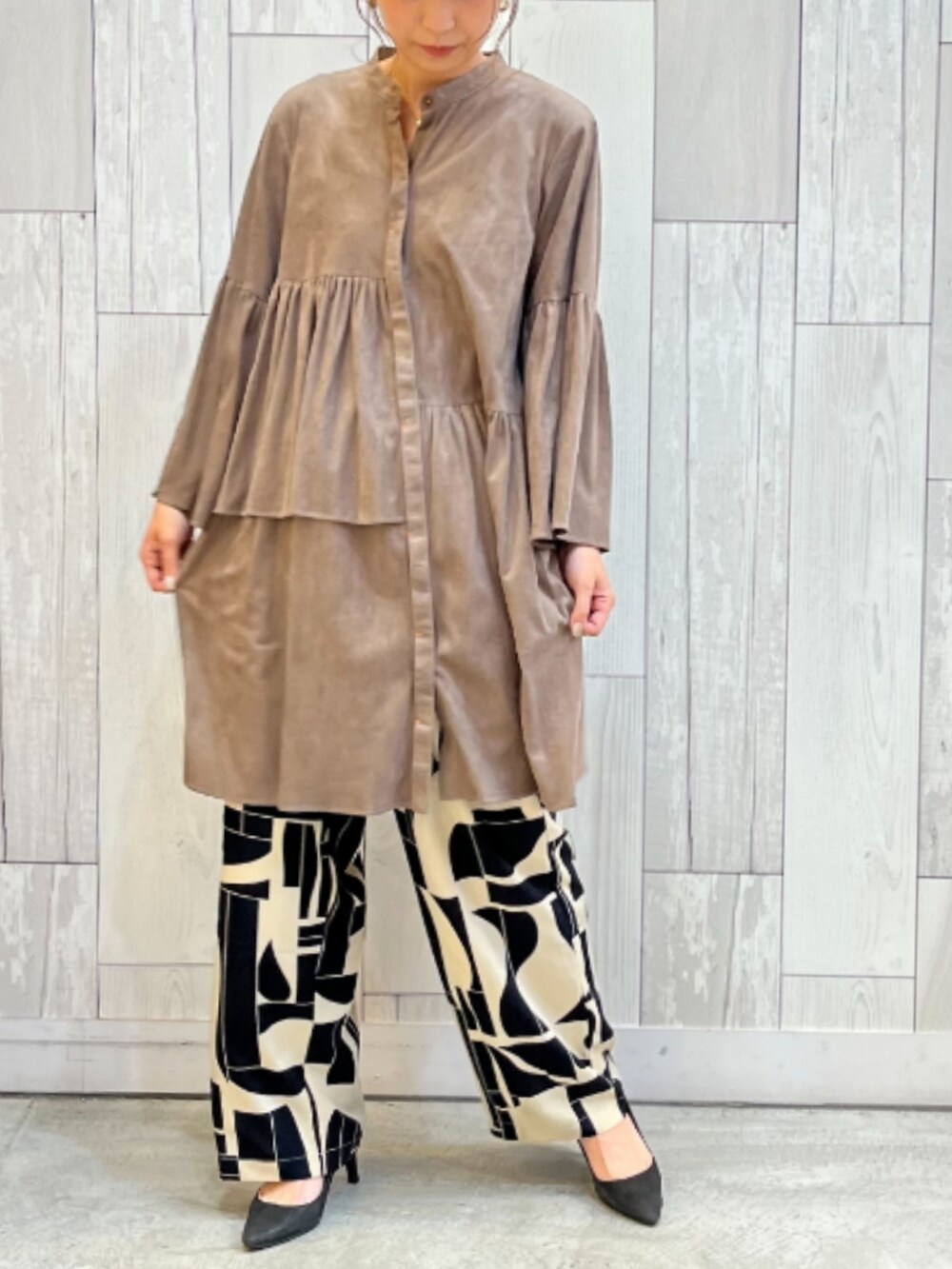 ブラウン系のシャツ/ブラウス、ベージュ系のその他パンツを着用したレディースの秋コーディネートの2枚目の写真