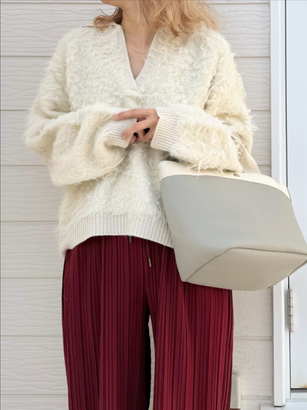ホワイト系のニット/セーター、レッド系のその他パンツ、グレー系のトートバッグを着用したレディースの秋コーディネートの4枚目の写真