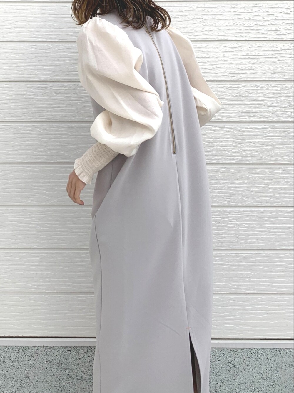 グレー系のワンピース、その他のその他を着用したレディースの冬コーディネートの3枚目の写真