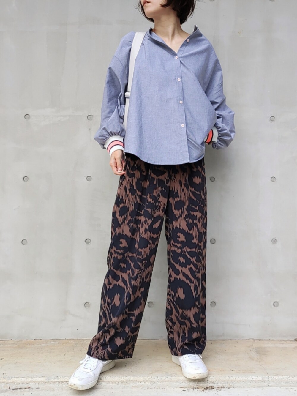 ブラウン系のその他パンツ、グレー系のシャツ/ブラウス、ホワイト系のバックパック/リュックを着用したレディースの秋コーディネートの3枚目の写真