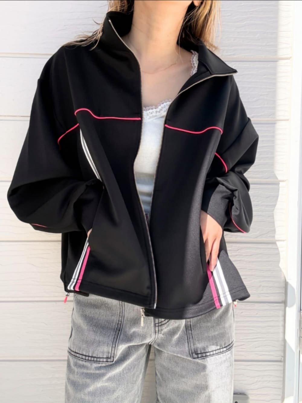 ブラック系のその他アウター、グレー系のデニムパンツを着用したレディースの春コーディネートの3枚目の写真