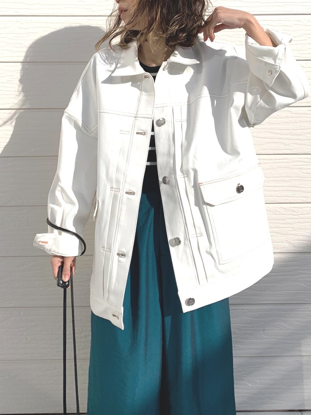 ブラック系のニット/セーター、ブルー系のその他パンツ、ブラック系のショルダーバッグを着用したレディースの冬コーディネートの3枚目の写真