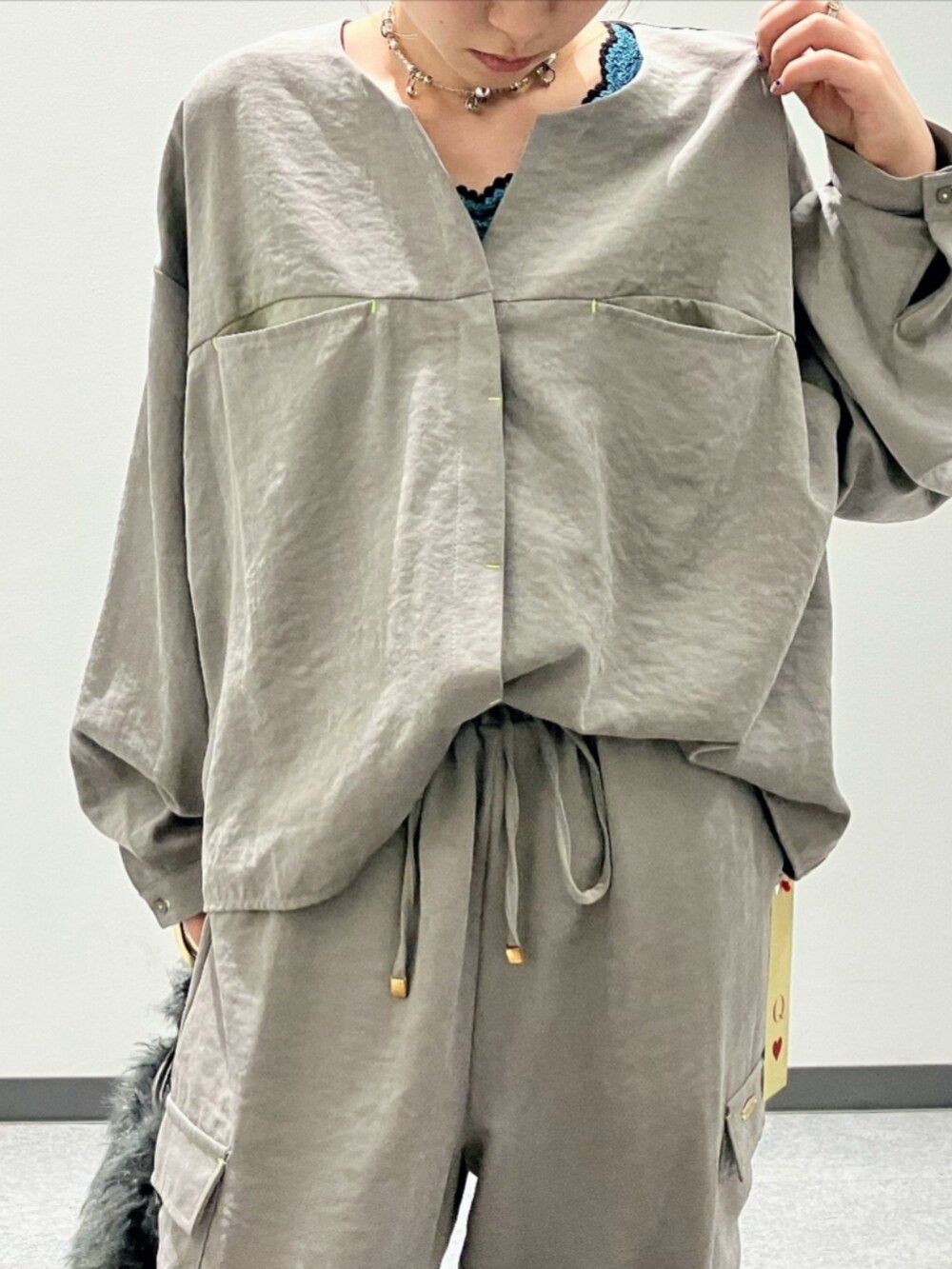 グレー系のハンドバッグ、グレー系のその他パンツ、グレー系のシャツ/ブラウスを着用したレディースの秋コーディネートの3枚目の写真