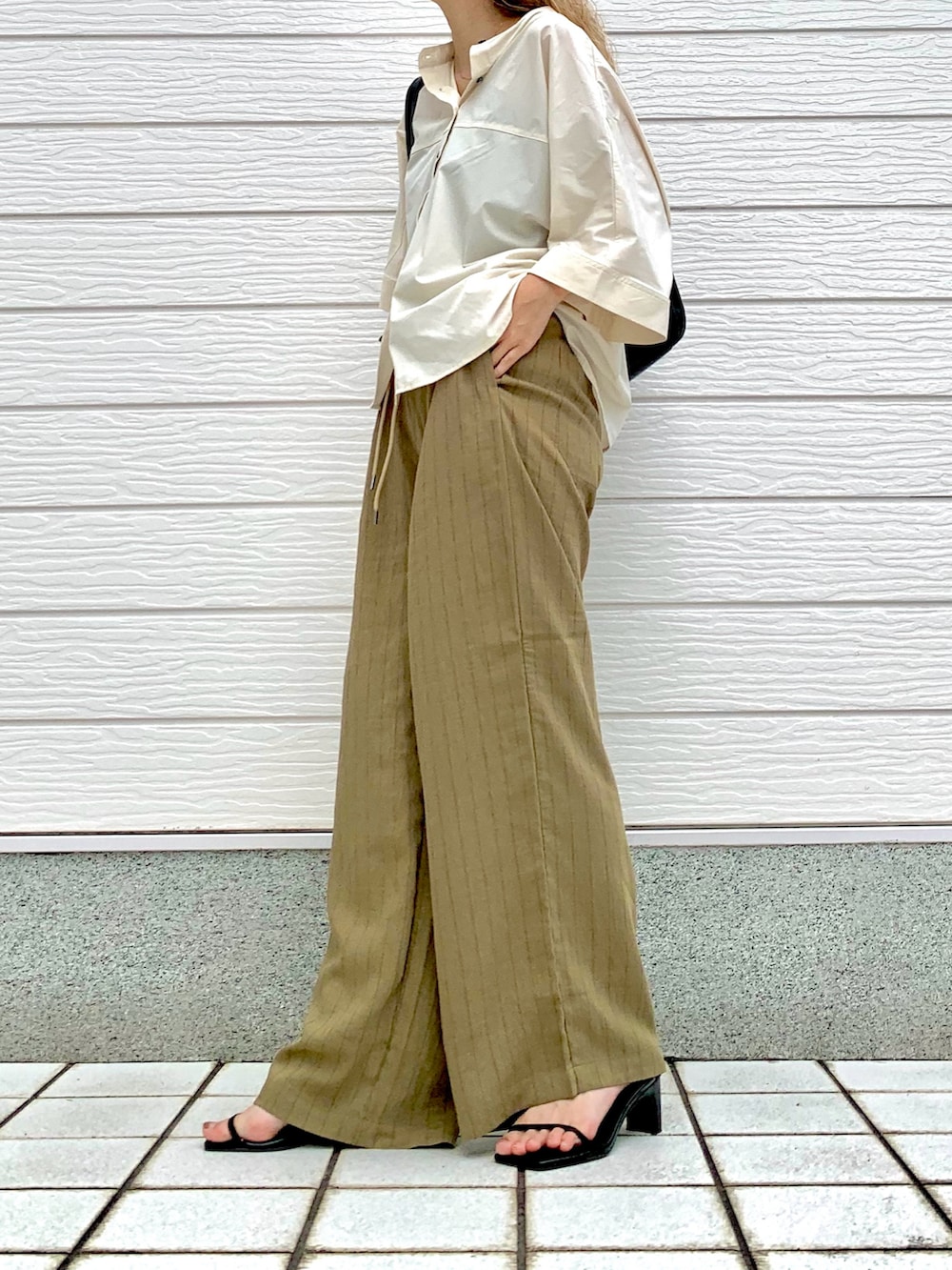 ホワイト系のシャツ/ブラウス、ブラウン系のその他パンツ、ブラック系のトートバッグを着用したレディースの夏コーディネートの2枚目の写真