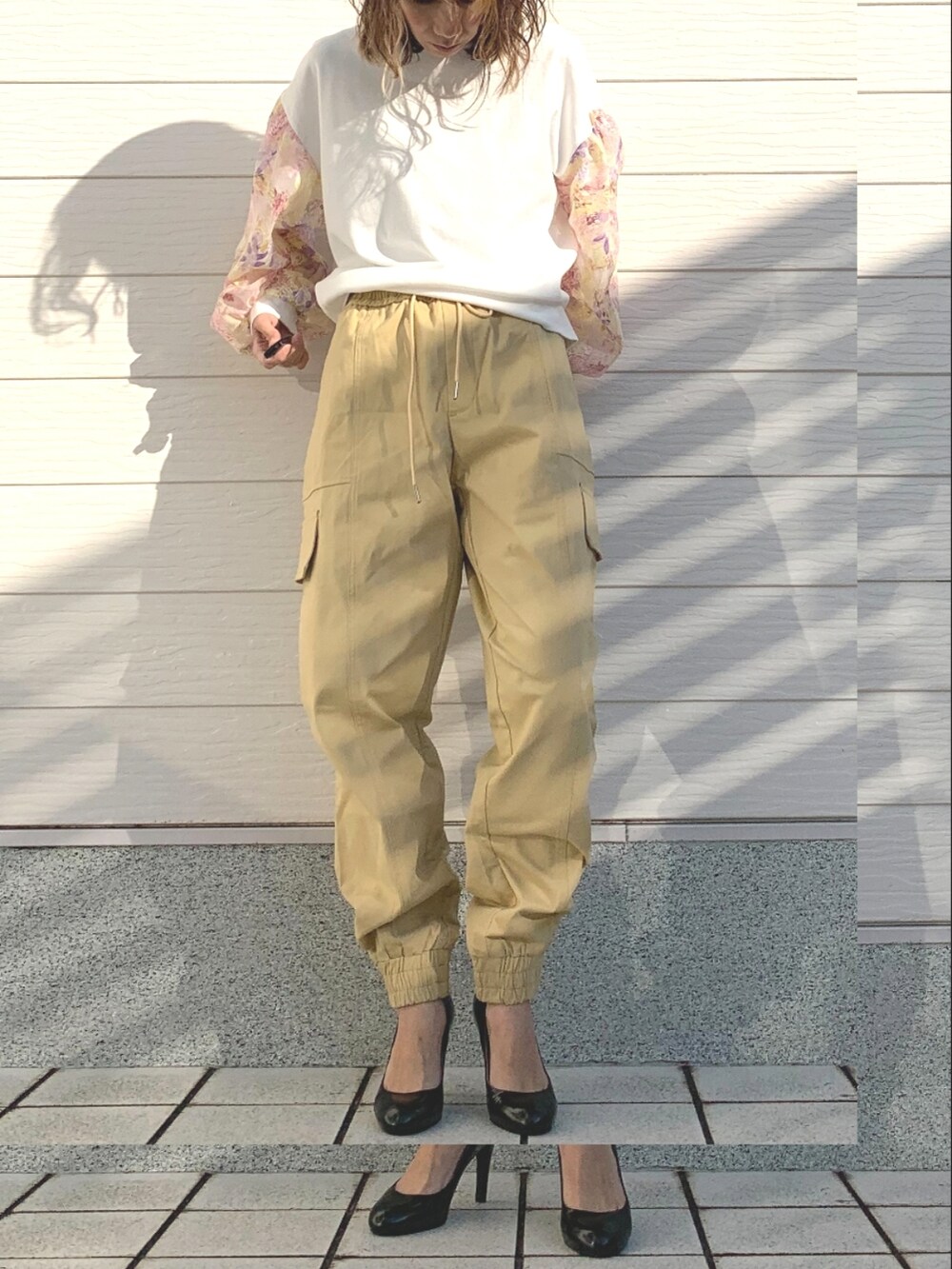 ベージュ系のその他パンツ、ホワイト系のTシャツ/カットソーを着用したレディースの冬コーディネートの2枚目の写真