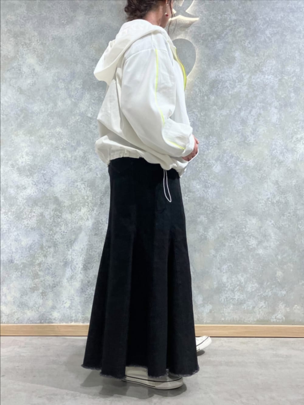 ブルー系のデニムスカート、グリーン系のTシャツ/カットソー、ホワイト系のパーカーを着用したレディースの春コーディネートの2枚目の写真